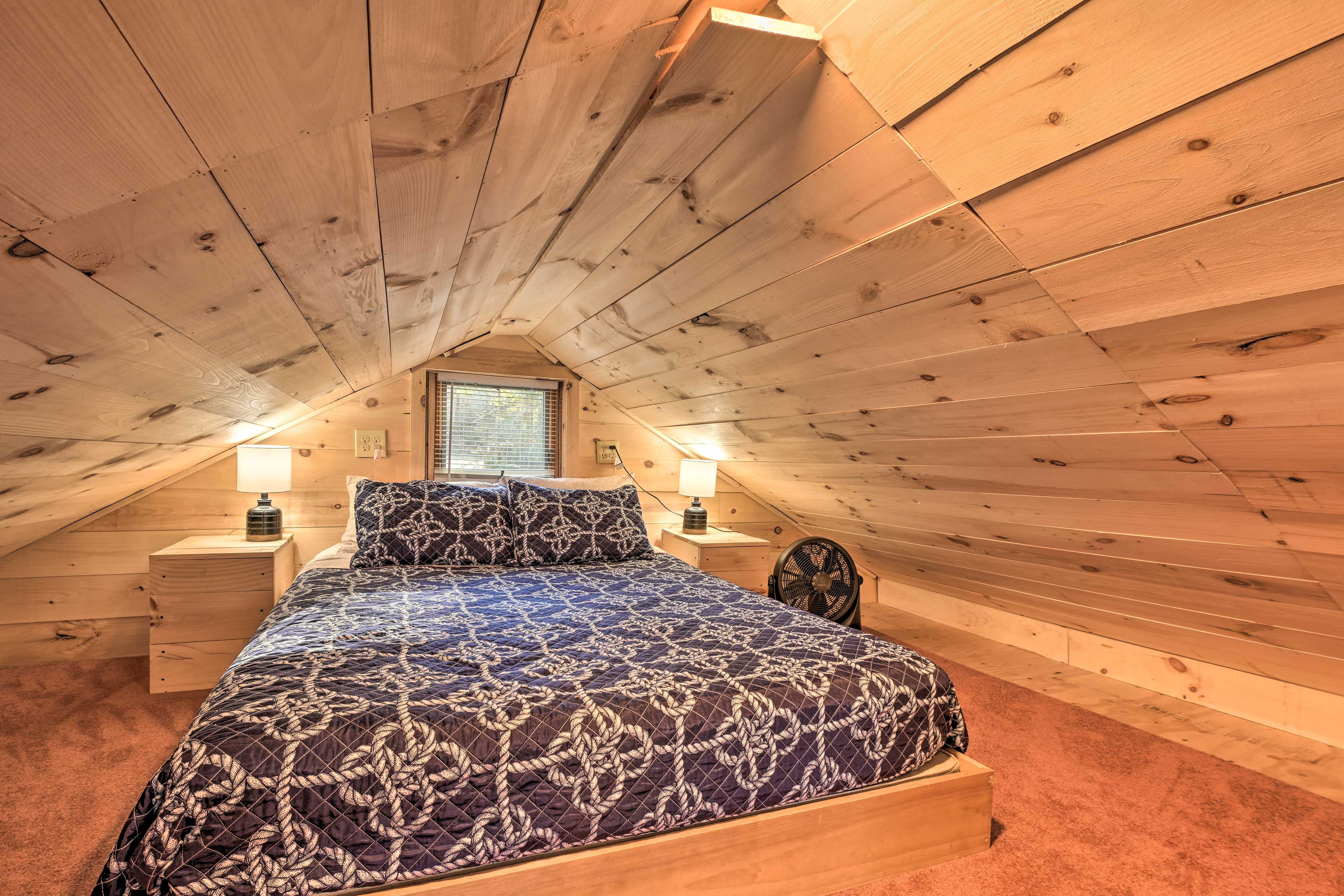 Loft | Queen Bed | 2nd Floor
