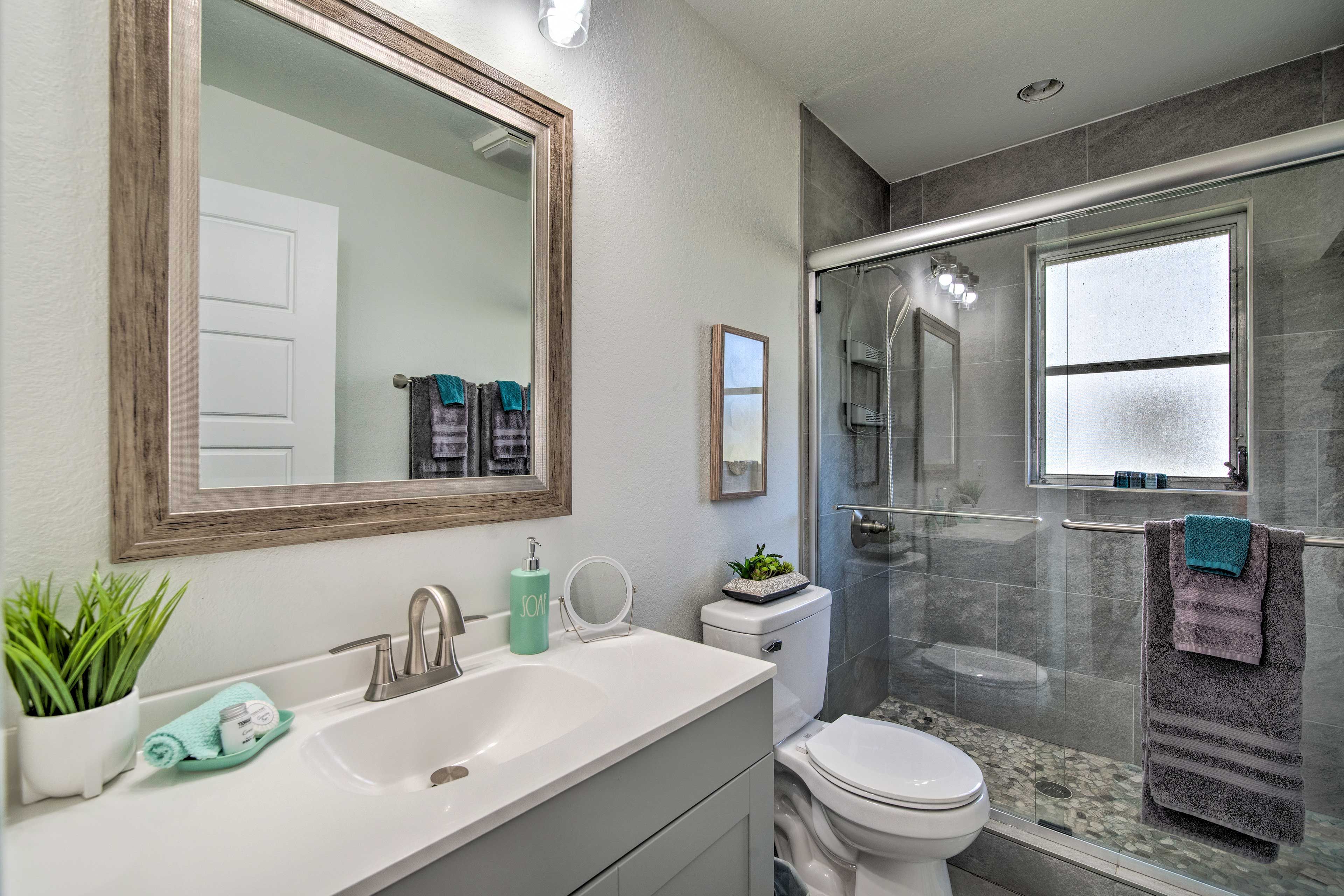 Full Bathroom | Complimentary Toiletries