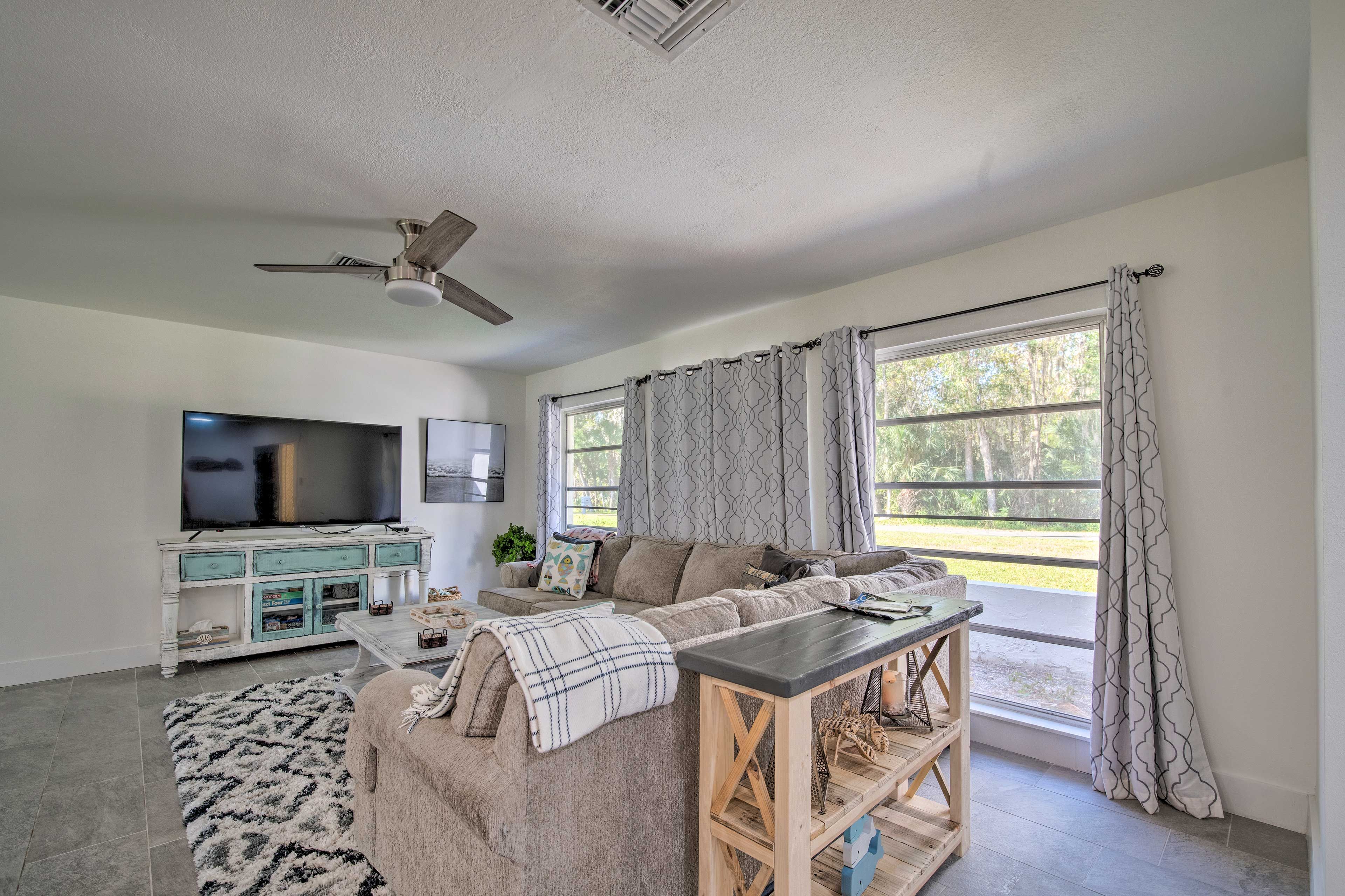 Living Room | Smart TV | Free WiFi