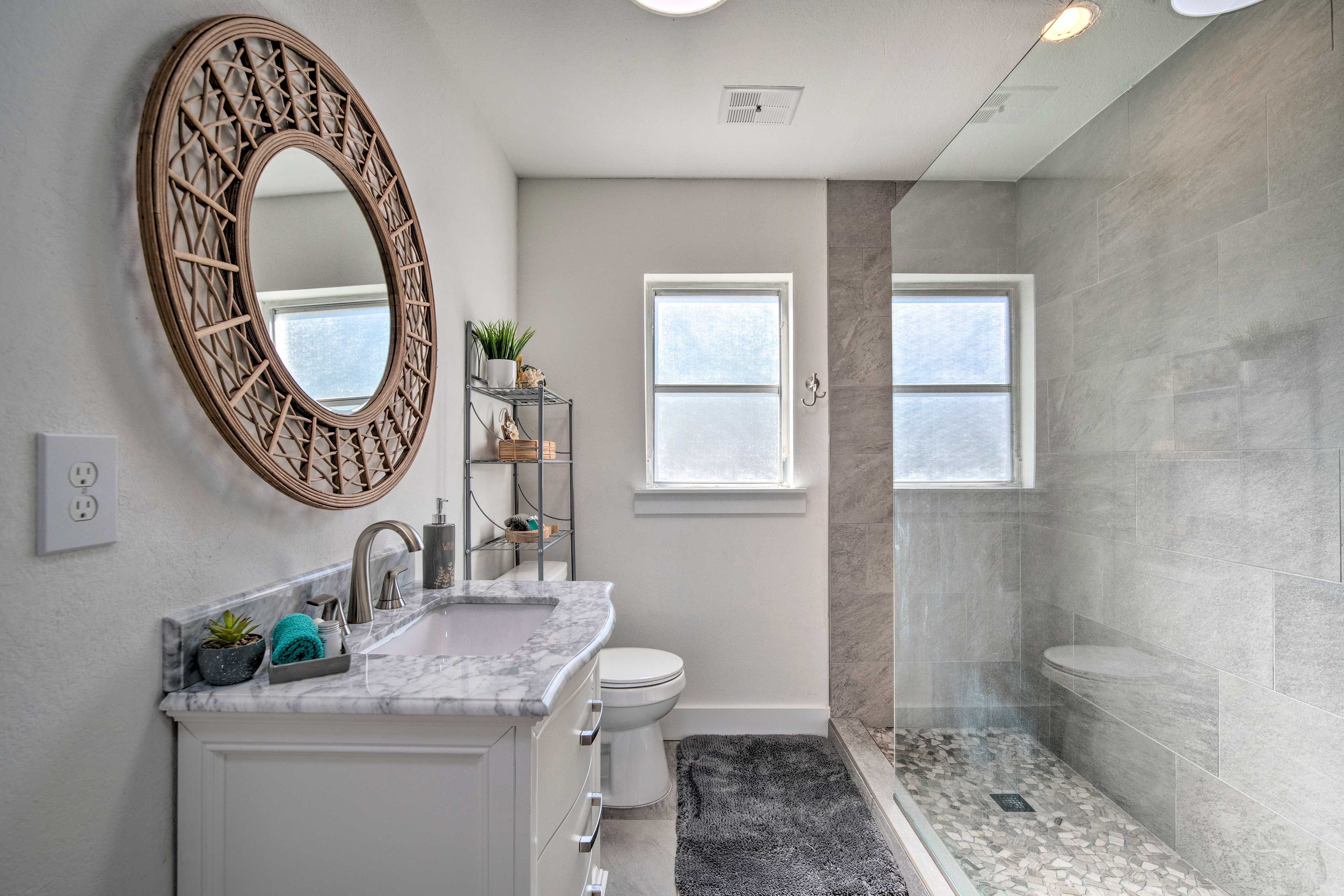 Full Bathroom | Complimentary Toiletries