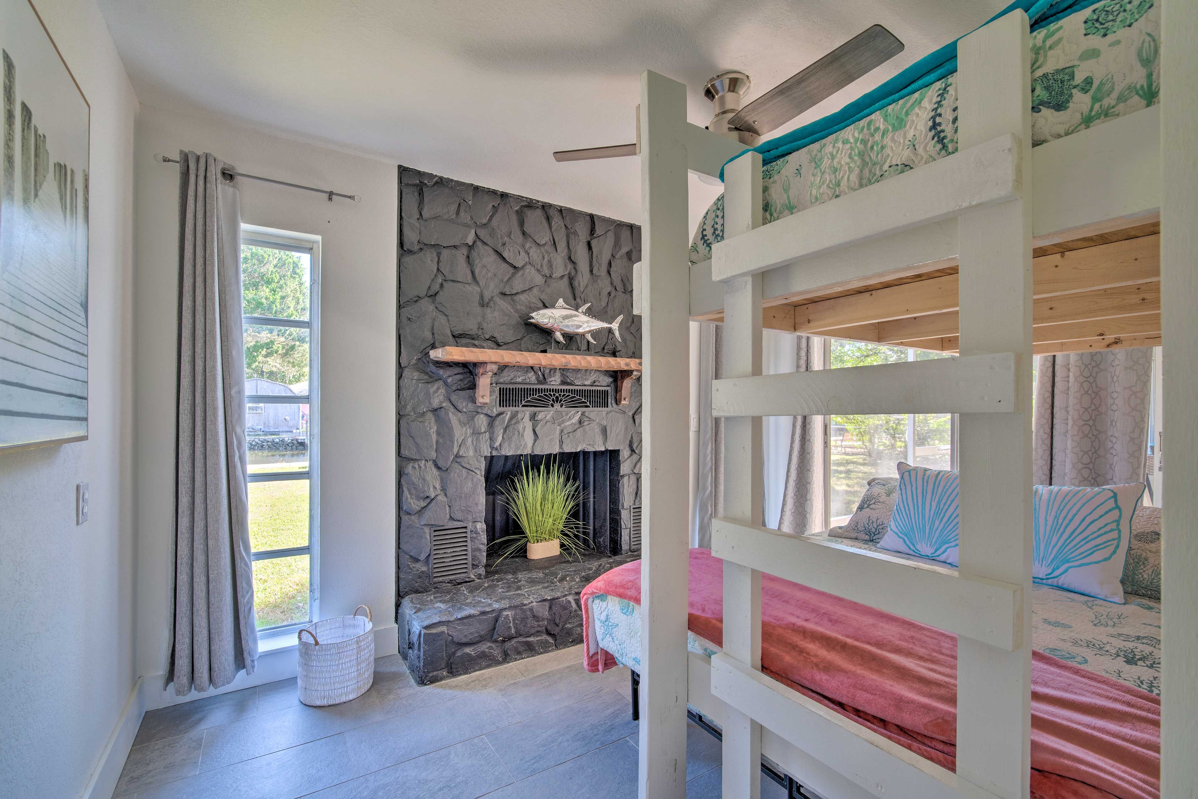 Bedroom 2 | Twin/Queen Bunk Bed