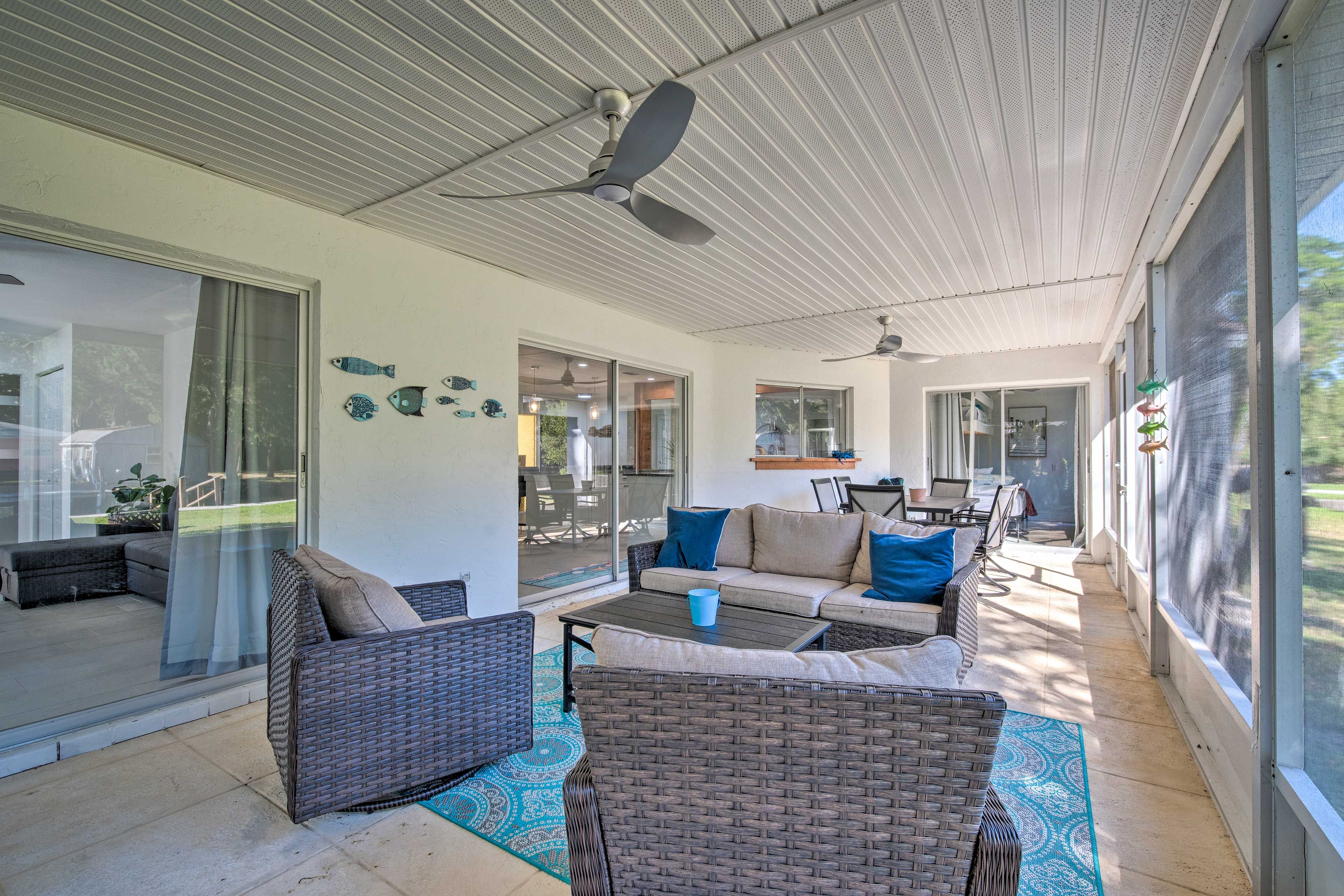 Screened-In Sunroom | Dining Table | Lounge Furniture