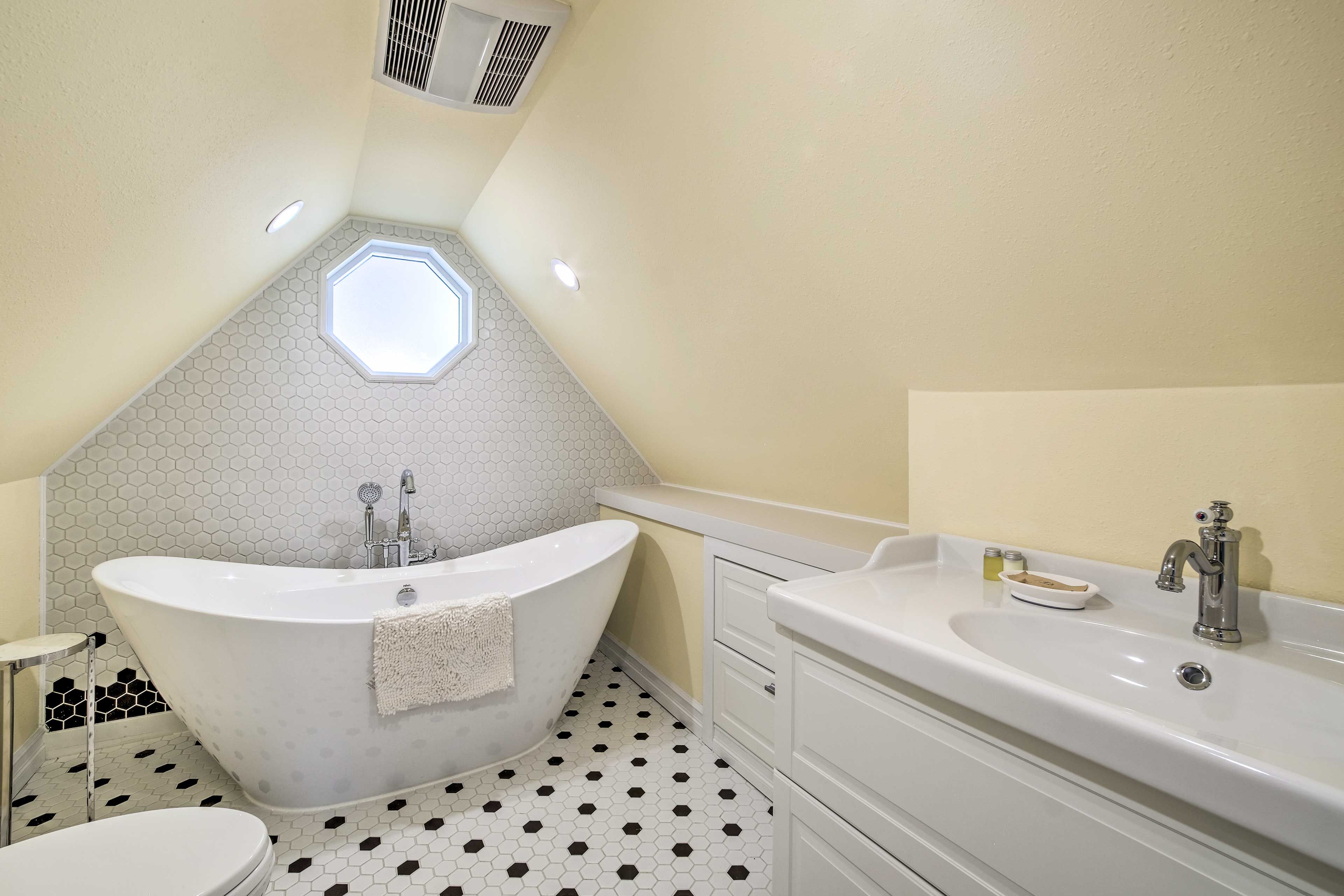 Full Bathroom | 2nd Floor