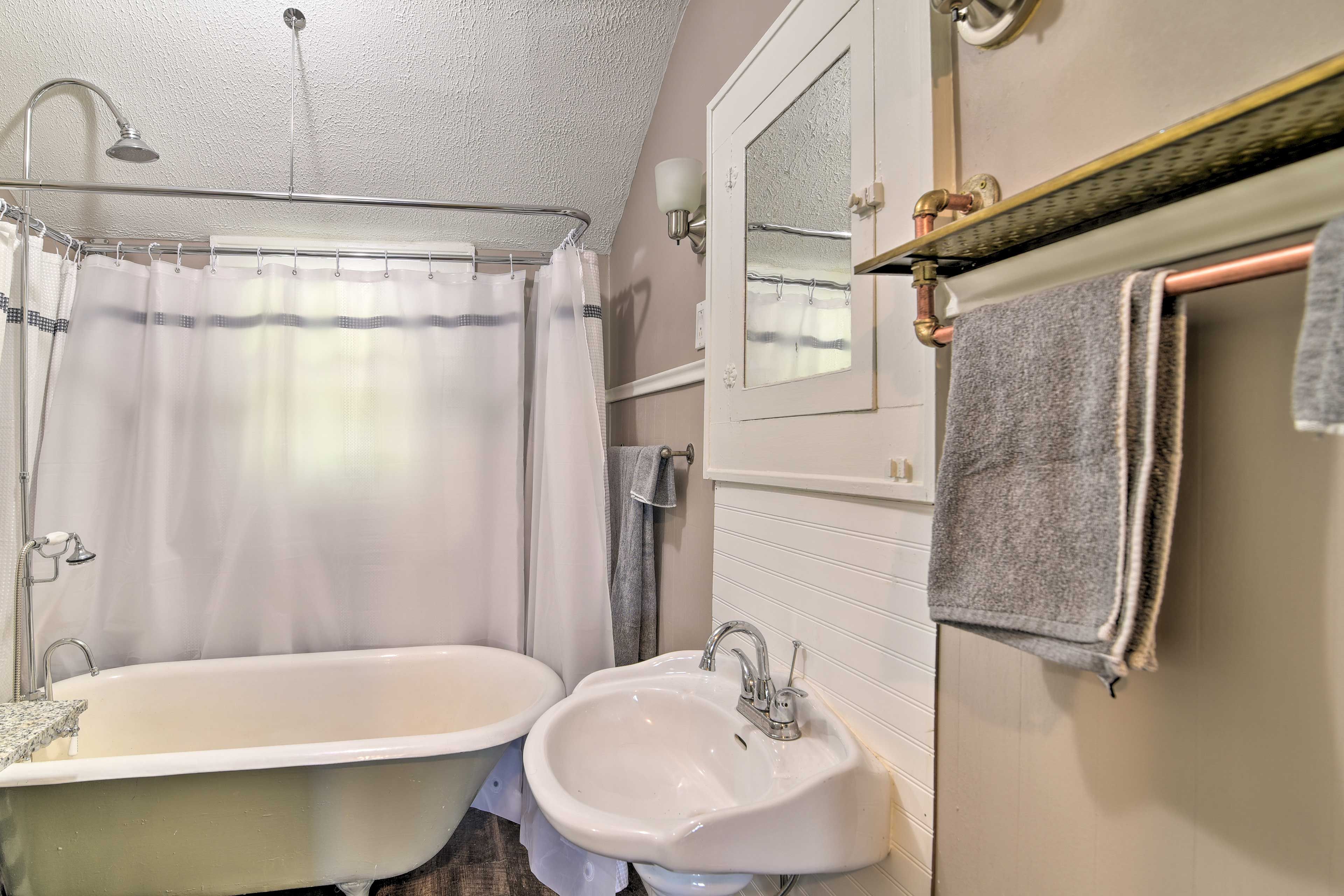 Full Bathroom | 2nd Floor