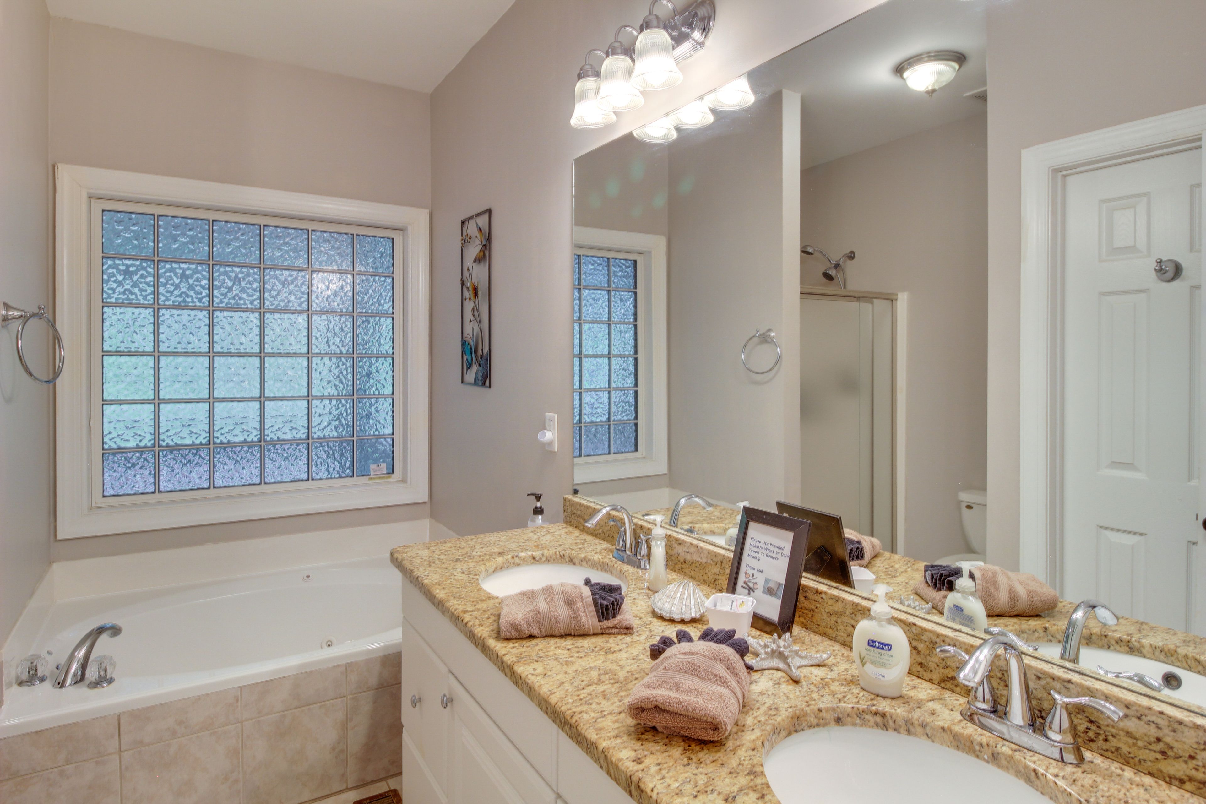 En-Suite Bathroom | Complimentary Toiletries | Jetted Tub