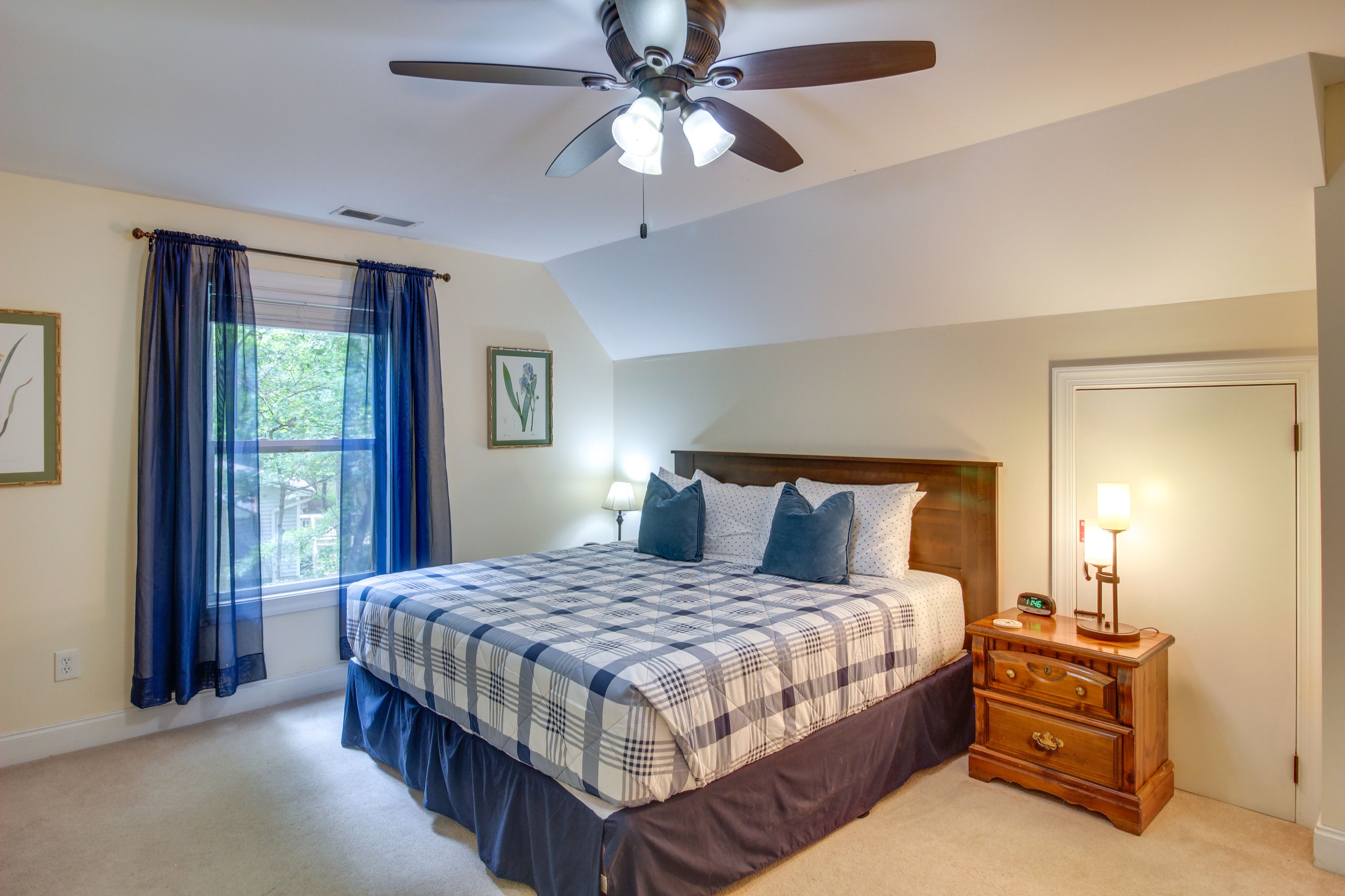 Bedroom 2 | King Bed | 2nd Floor | Smart TV w/ Cable