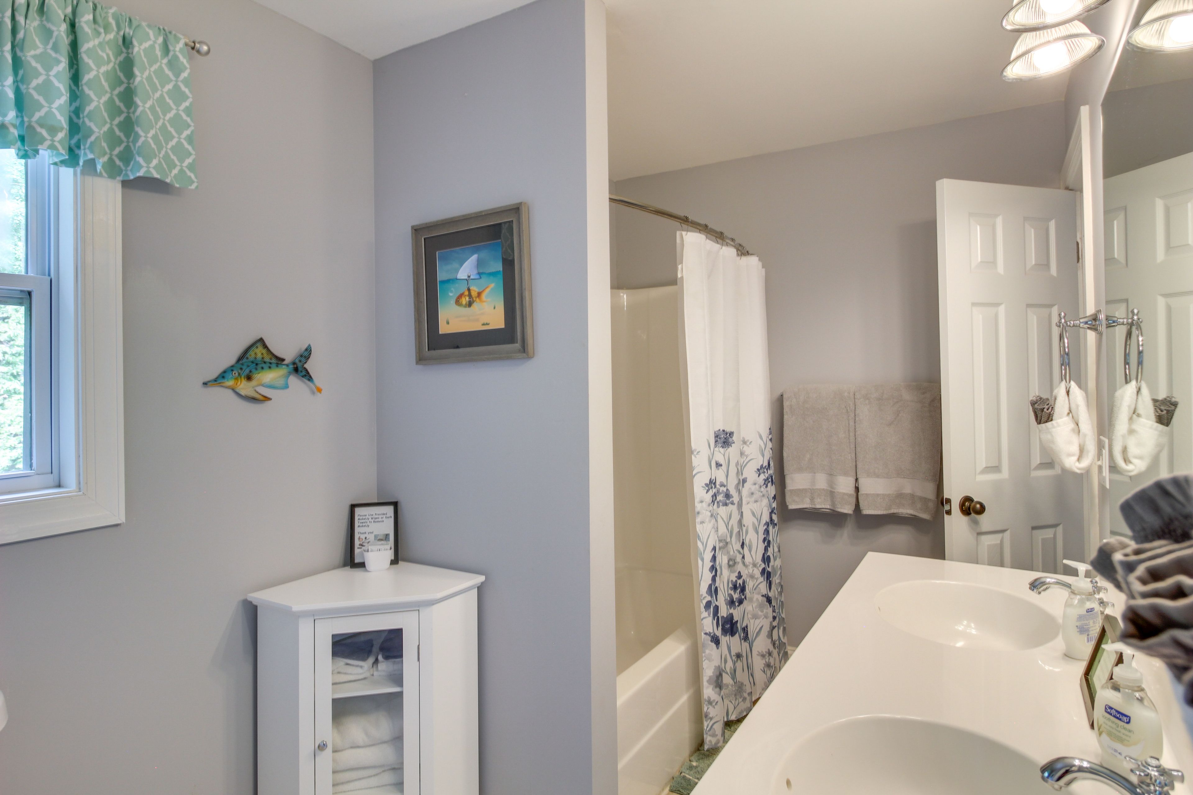 En-Suite Bathroom | Complimentary Toiletries | Shower/Tub Combo