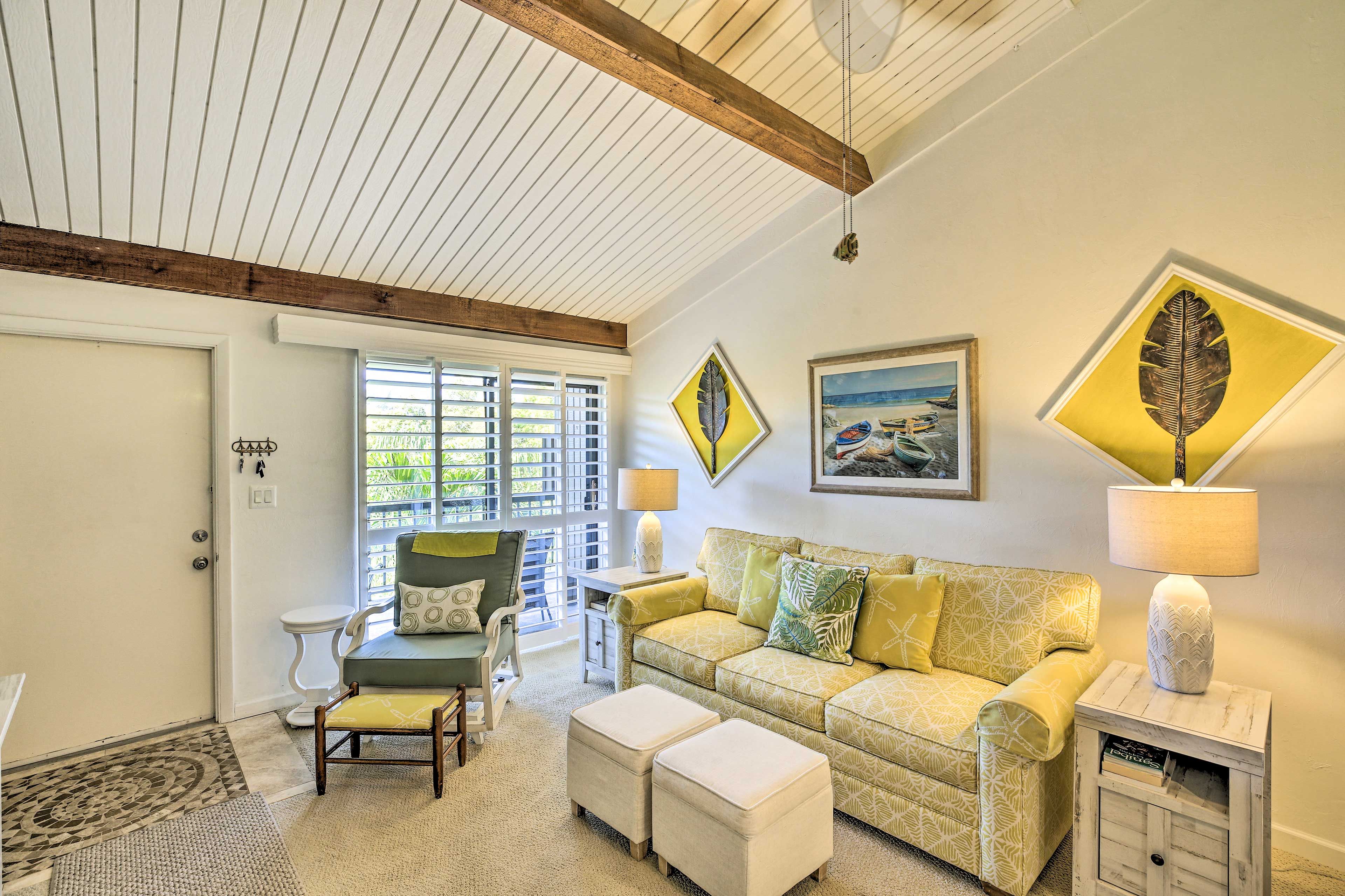 Living Room | Single-Story Condo | Queen Sleeper Sofa | Free WiFi (High Speed)