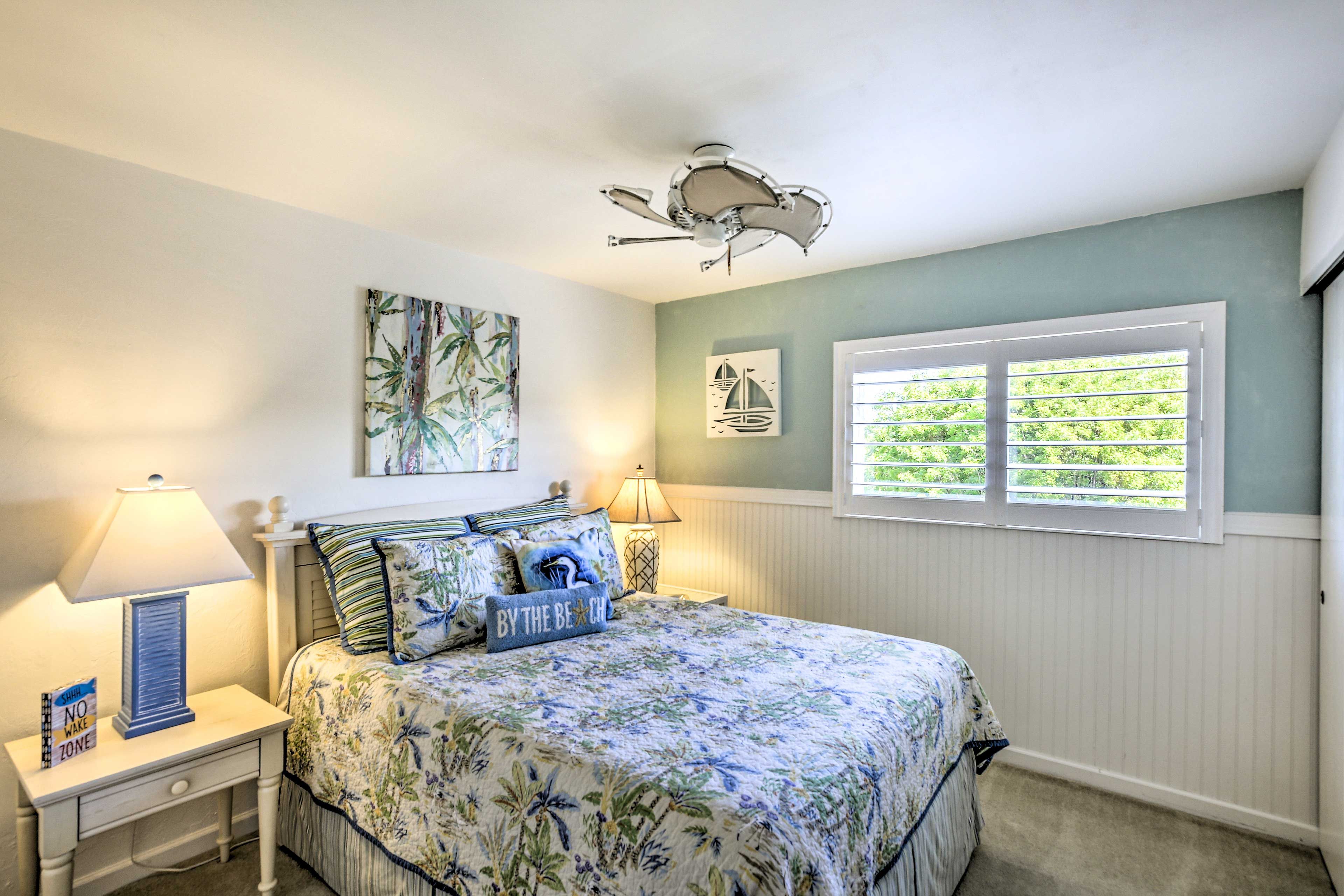 Bedroom | Queen Bed | Linens Provided