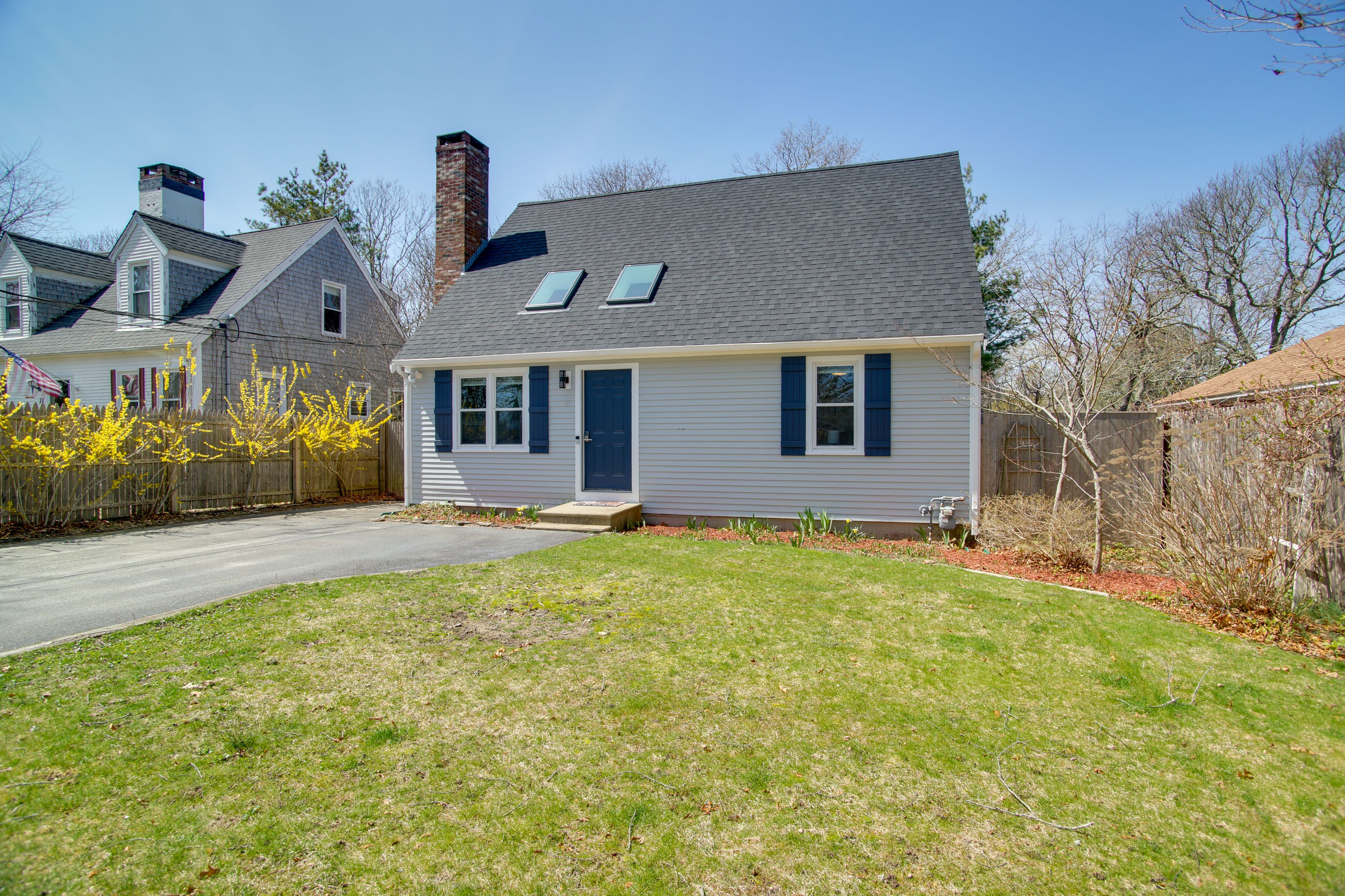 Exterior | Parking | Driveway (6 Vehicles)