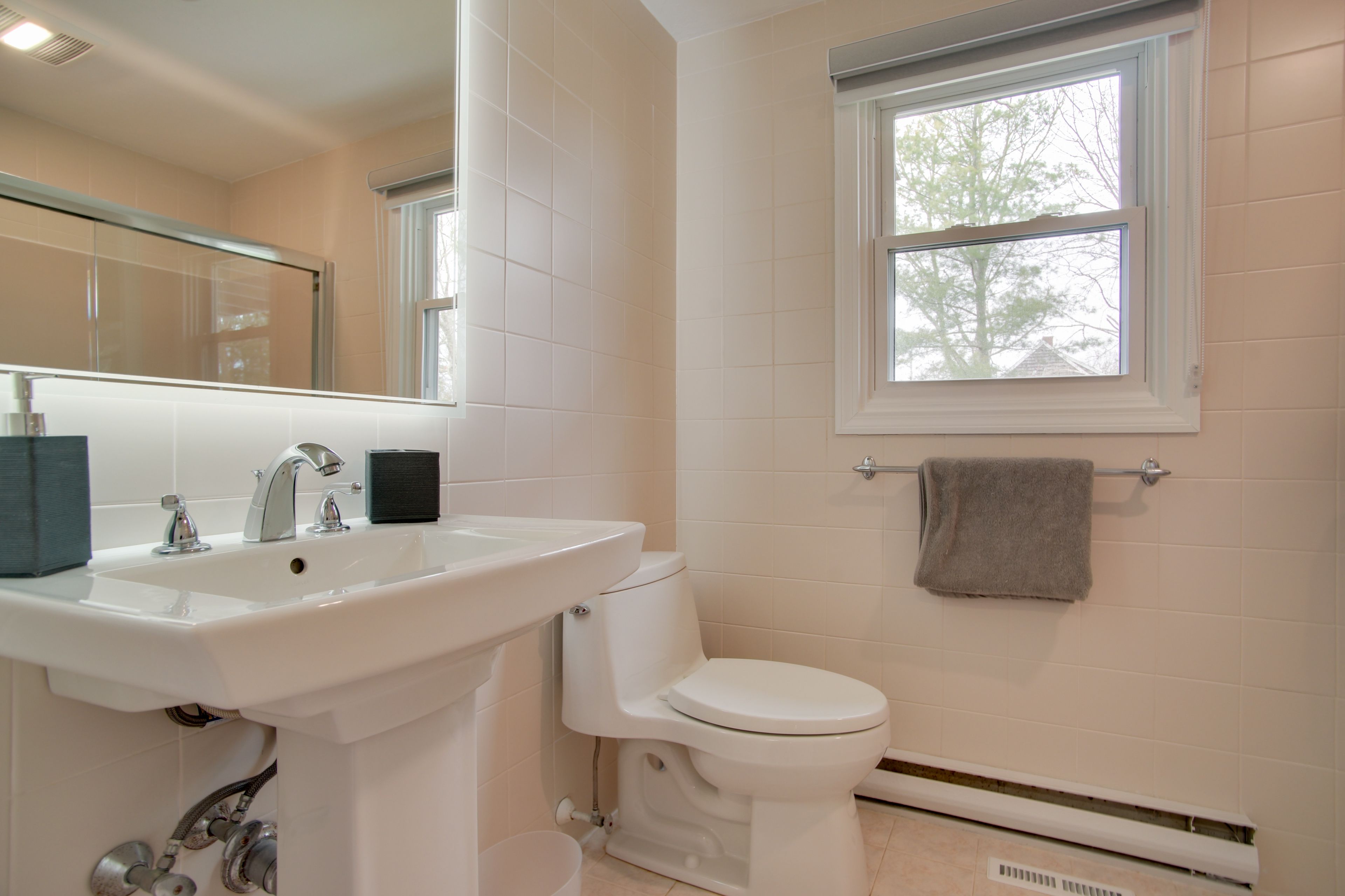 Full Bathroom | 1st Floor | Towels Provided
