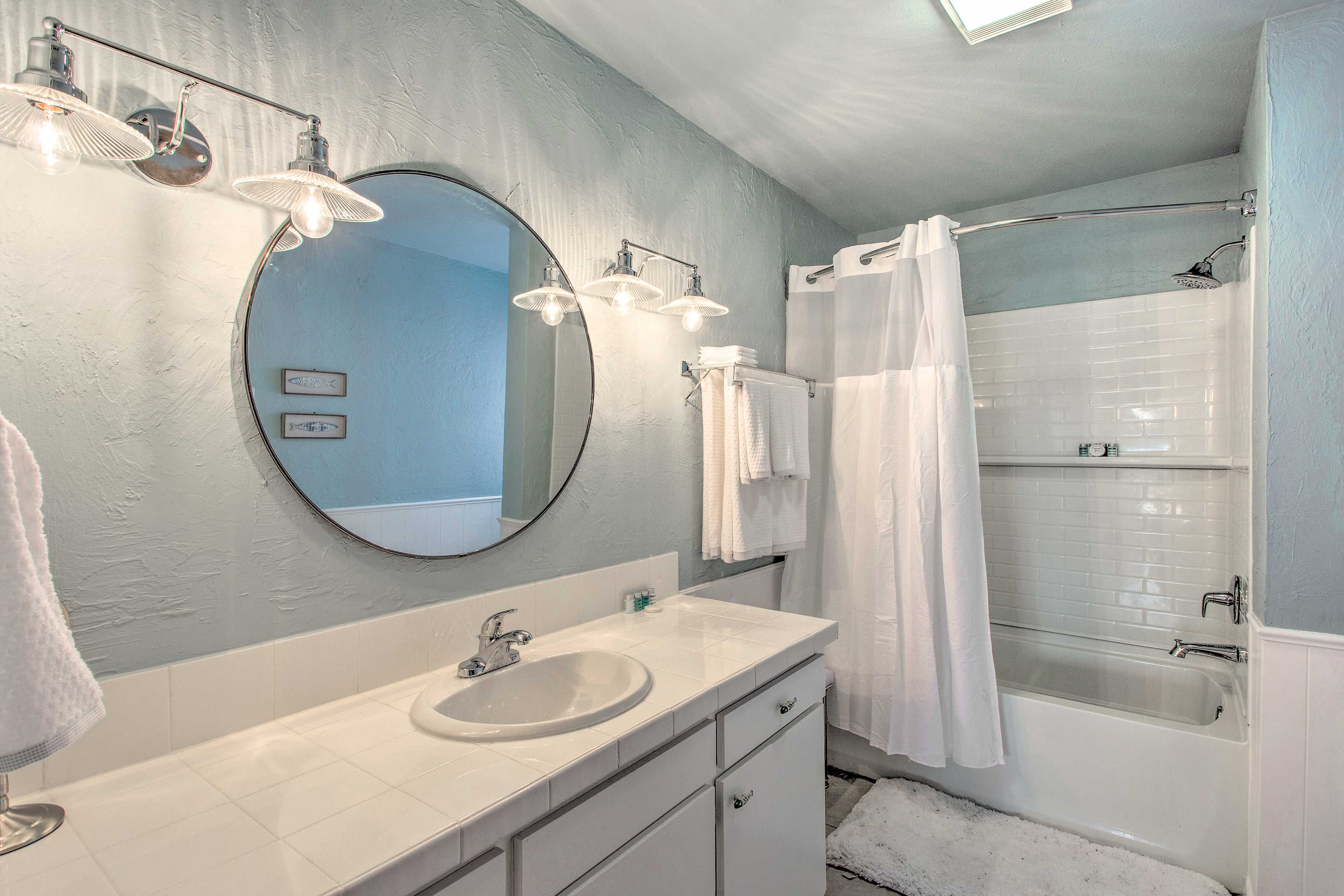 Full Bathroom | Towels Provided