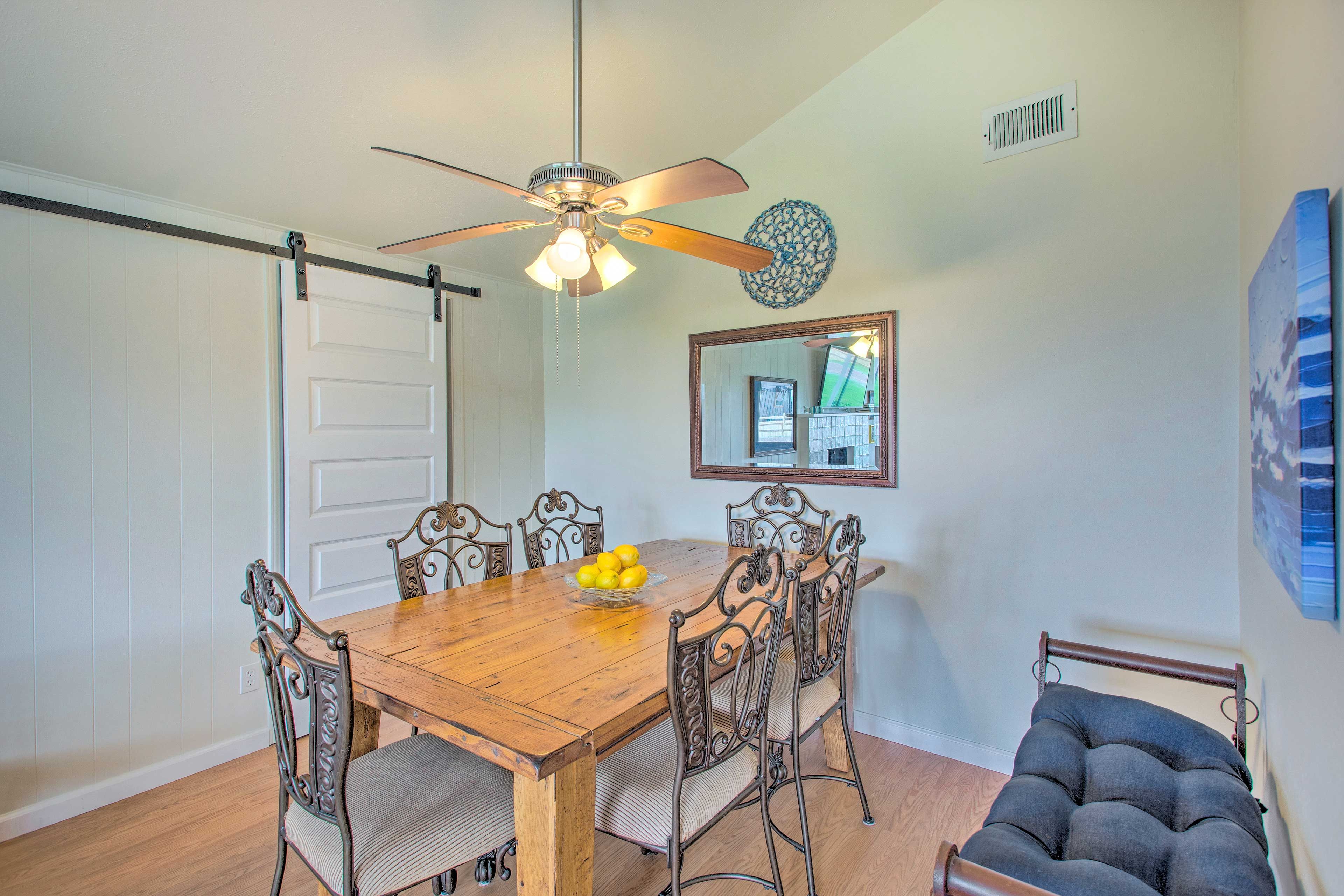 Dining Area | Dishware & Flatware Provided