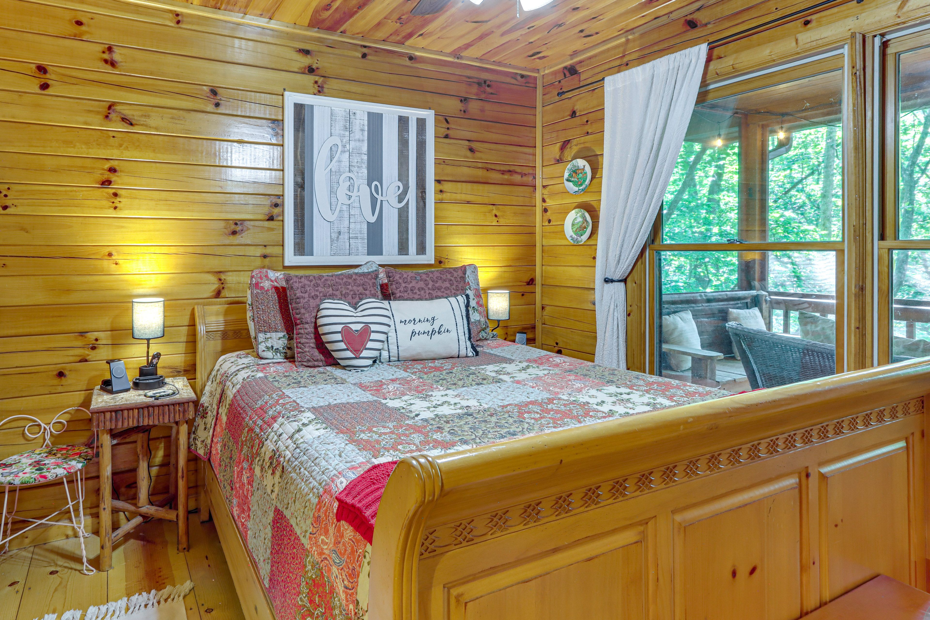 Bedroom 1 | Queen Bed
