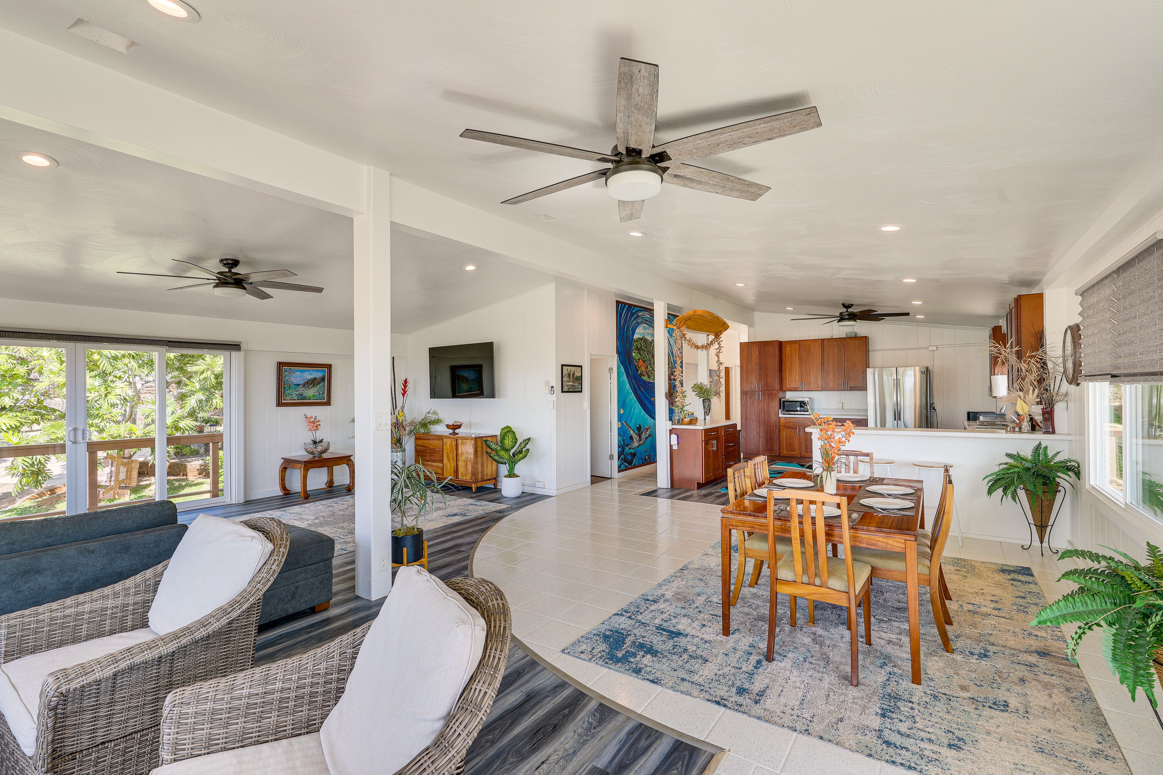 Dining Table | Dishware Provided