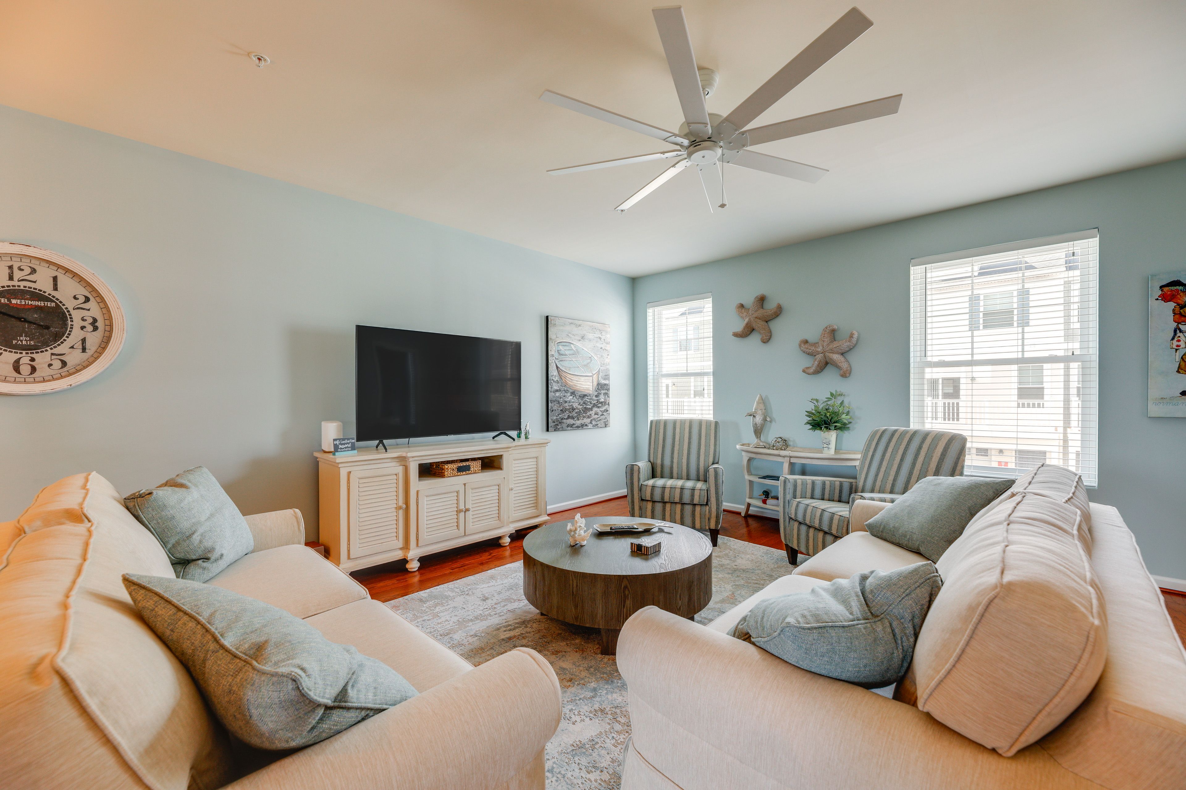 Living Room | Smart TV | Free WiFi | Central A/C