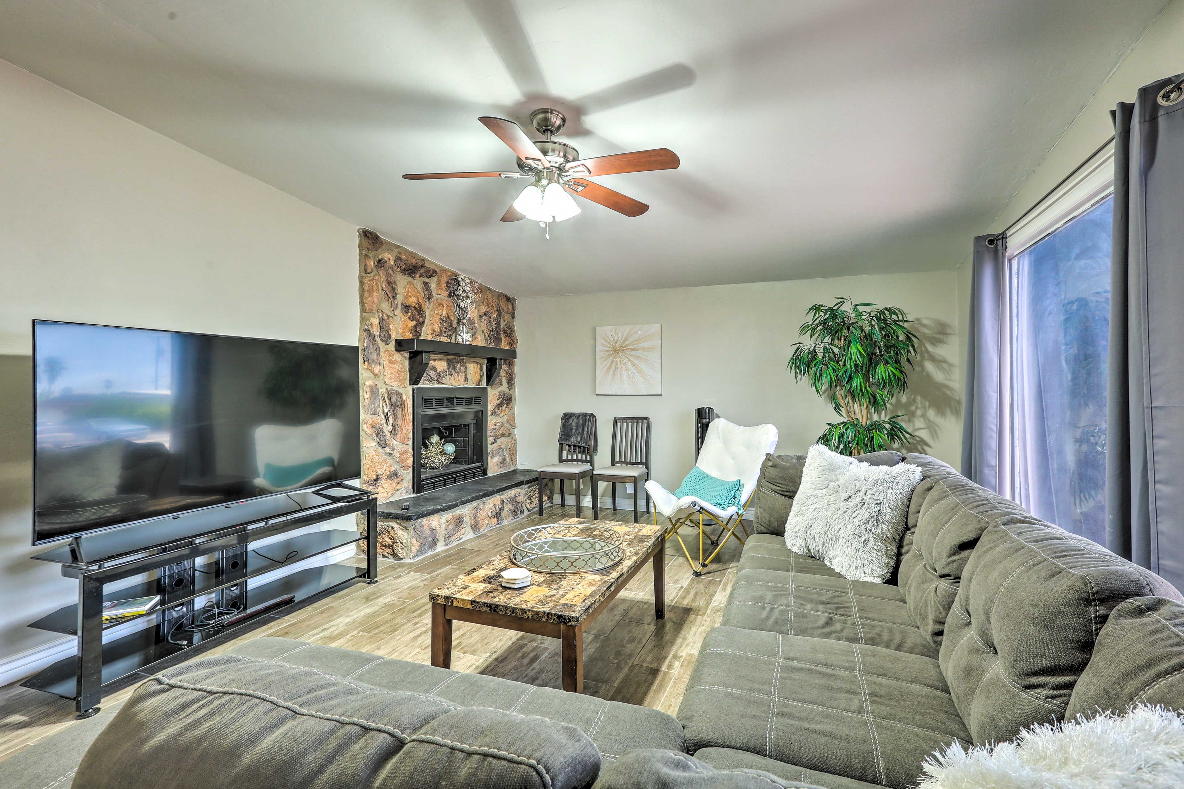 Living Room | Smart TV | Cable | DVD Player | Free WiFi | Single Story