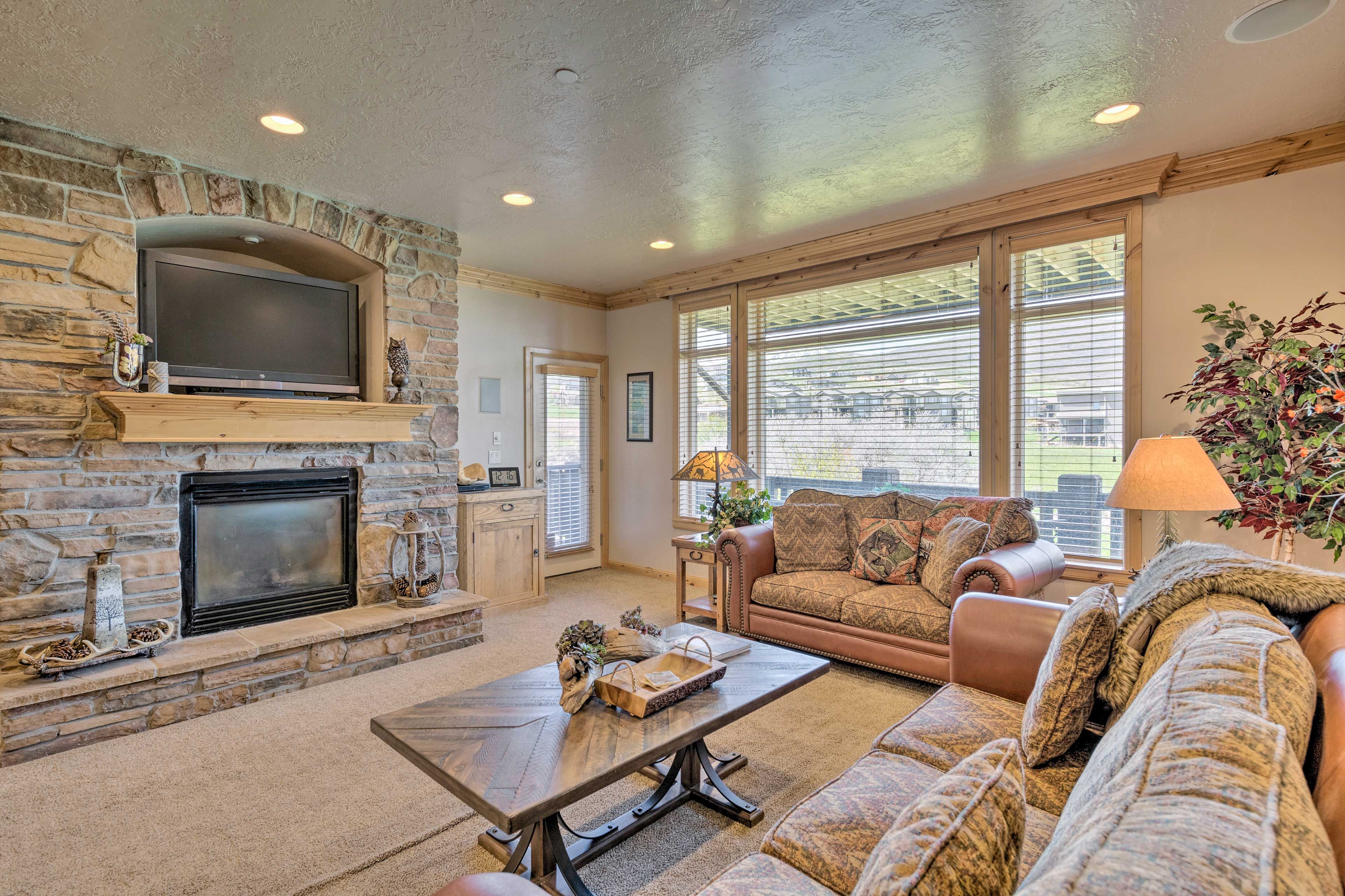 Living Area | Smart TV | Gas Fireplace