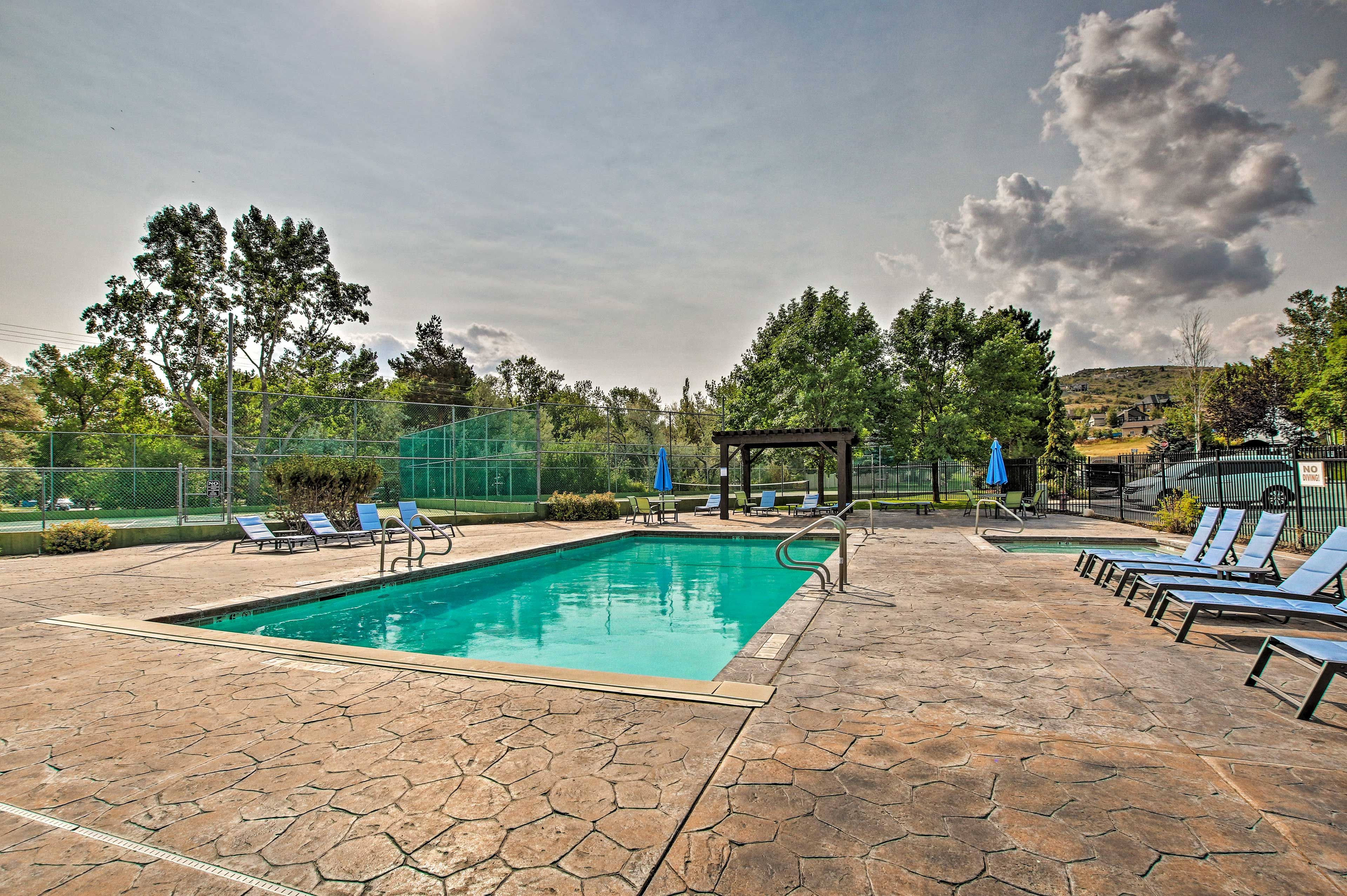 Community Pool | Depth (3' - 7')