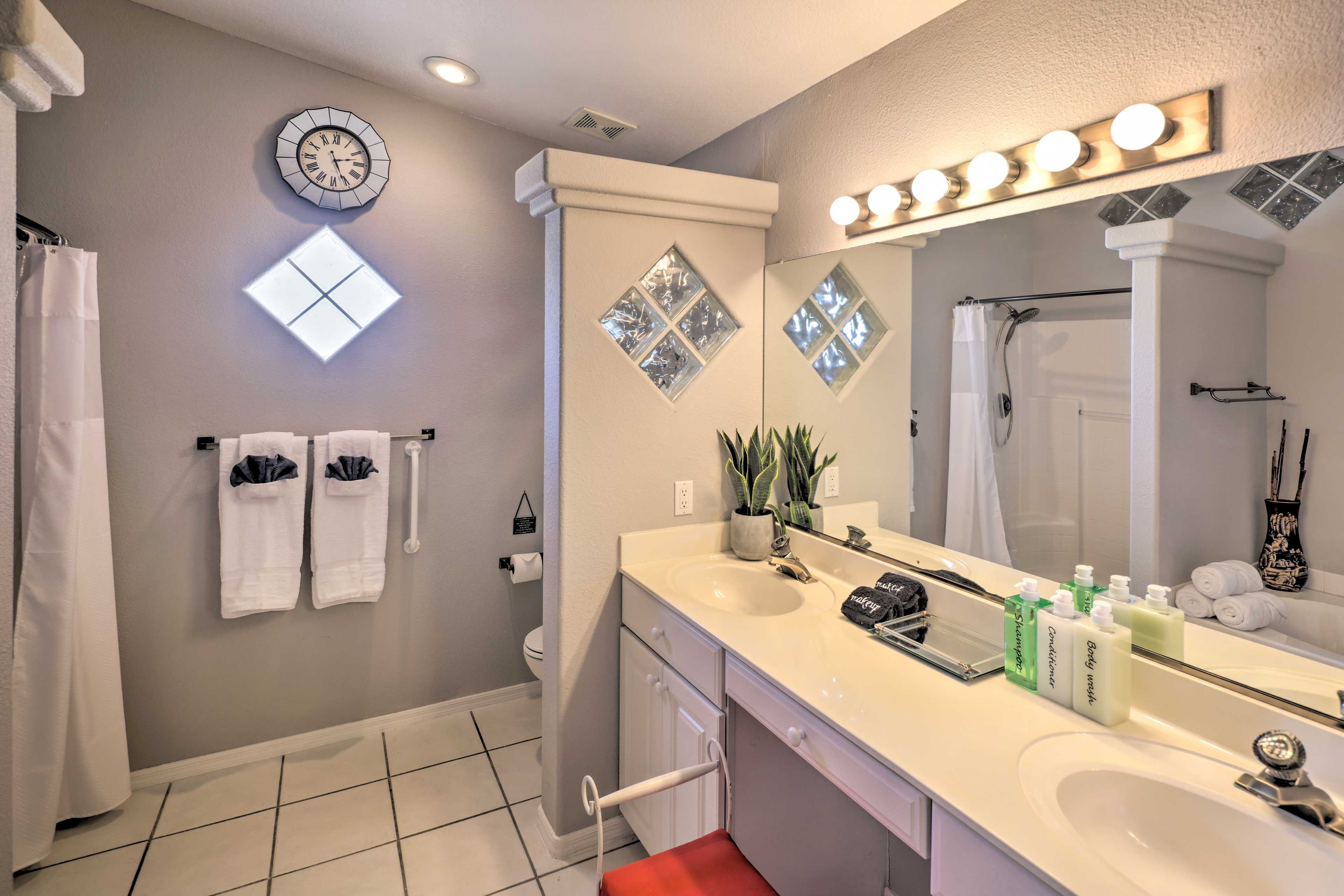 En-Suite Bathroom | Towels Provided
