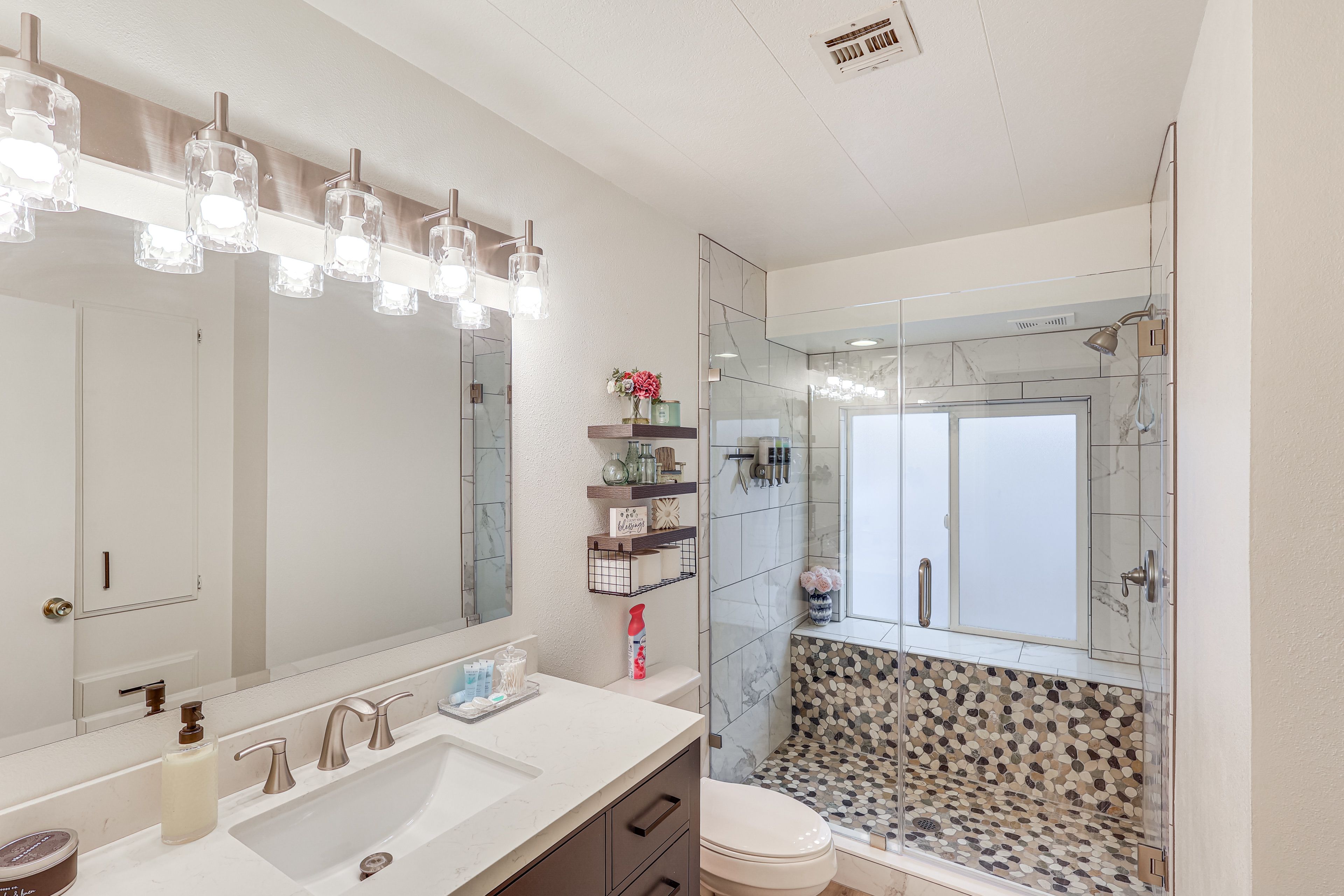 Full Bathroom | Towels Provided