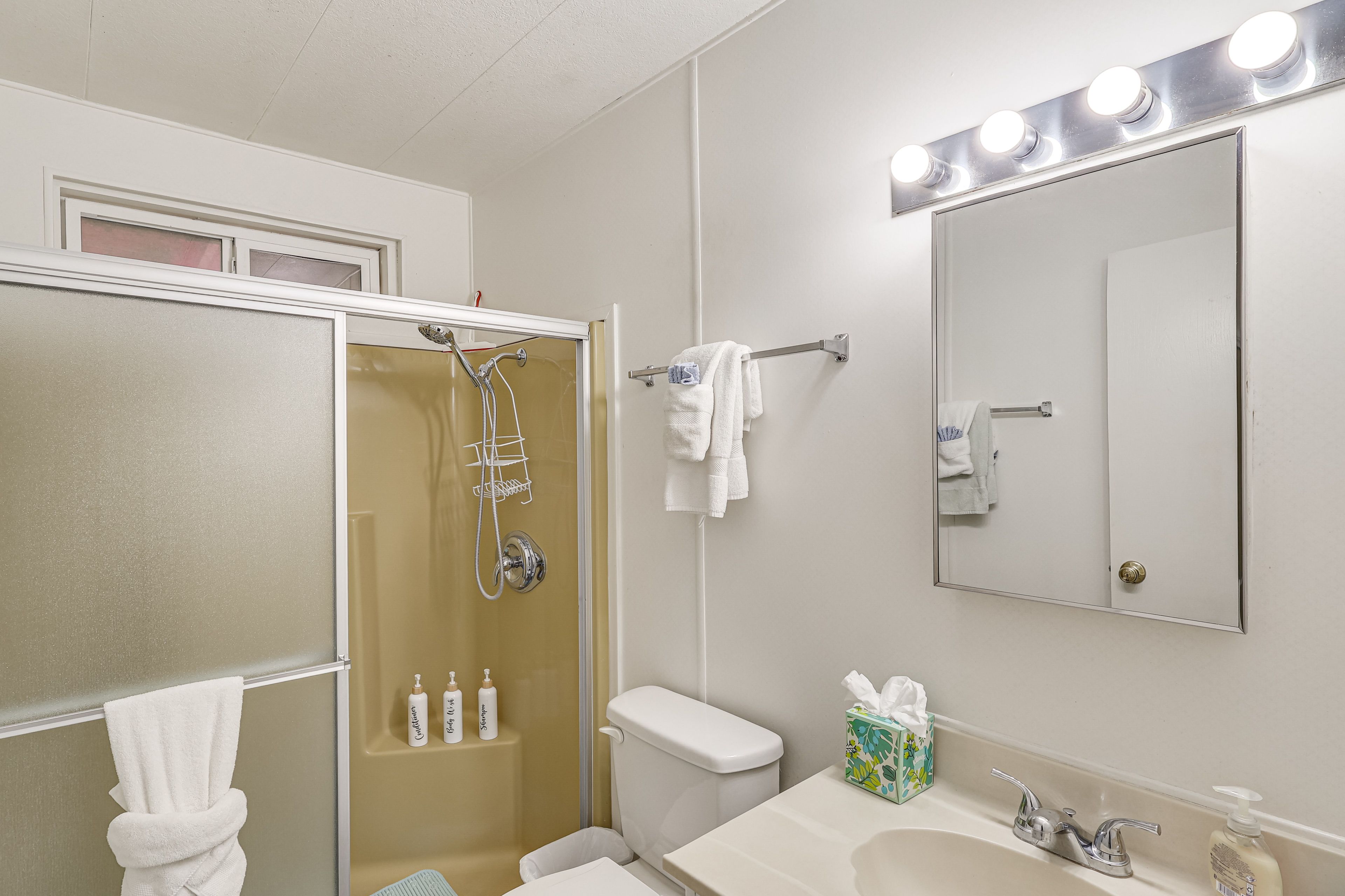 Full Bathroom | Complimentary Toiletries
