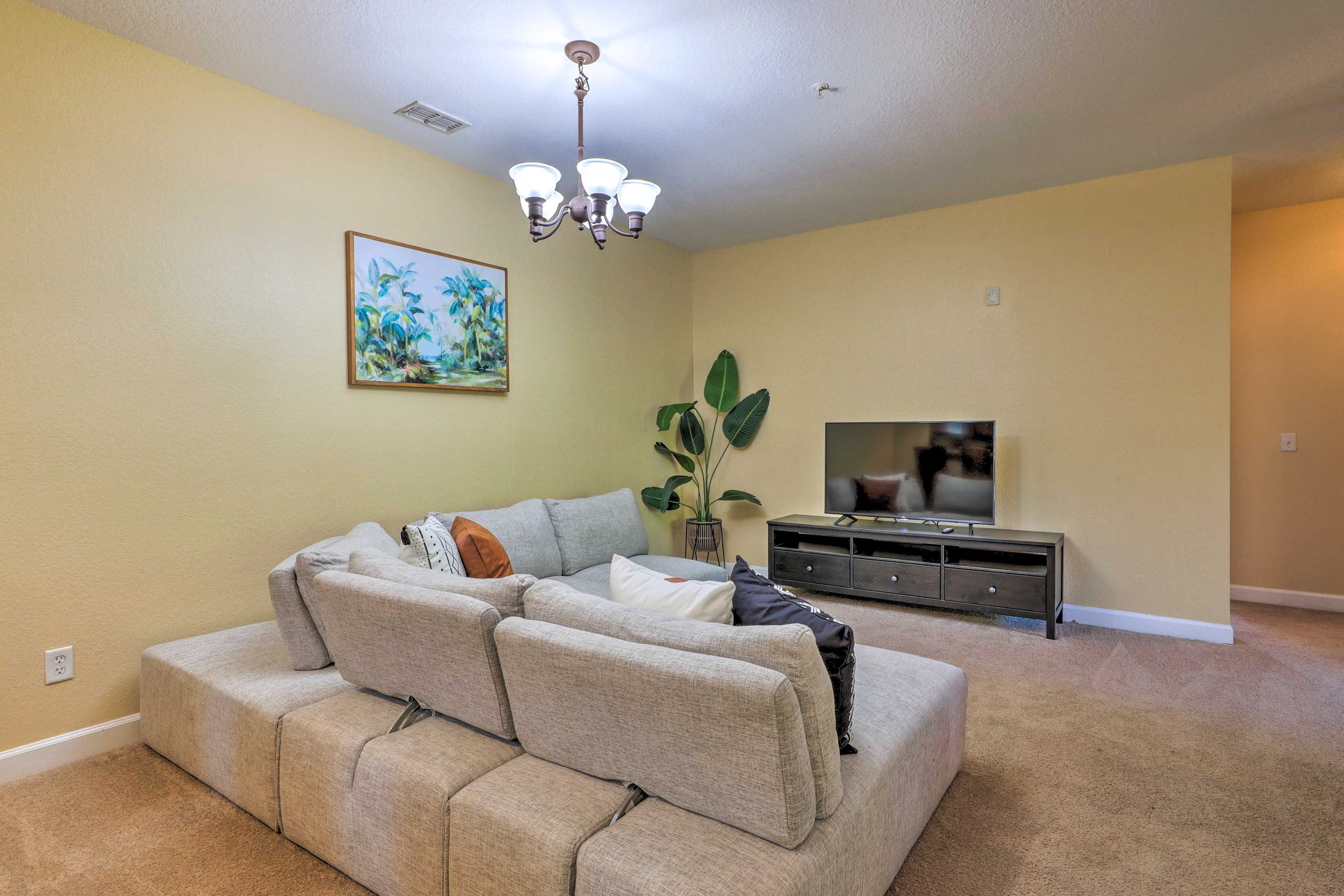Living Room | Smart TV w/ Cable