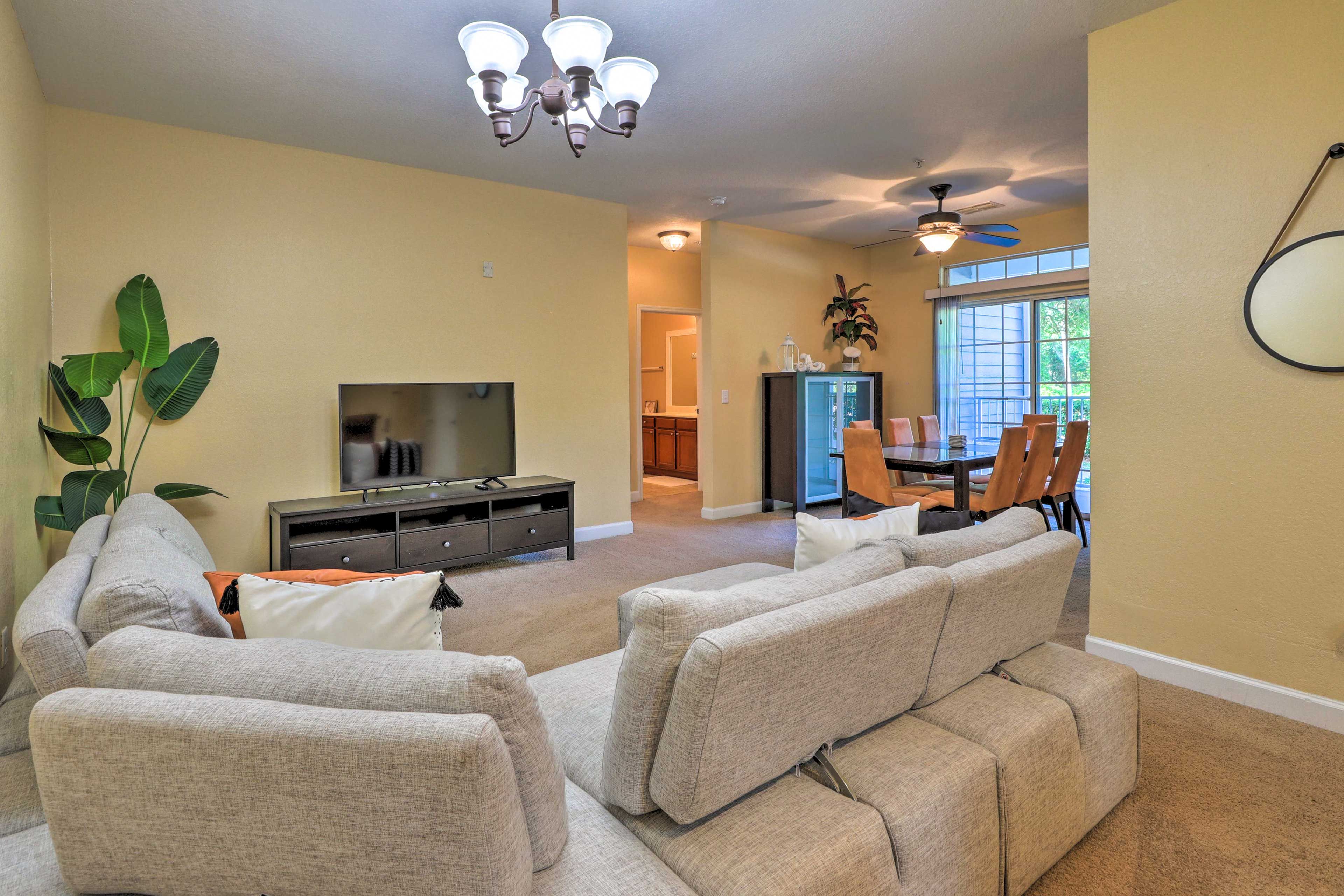 Living Room | Futon | Free WiFi