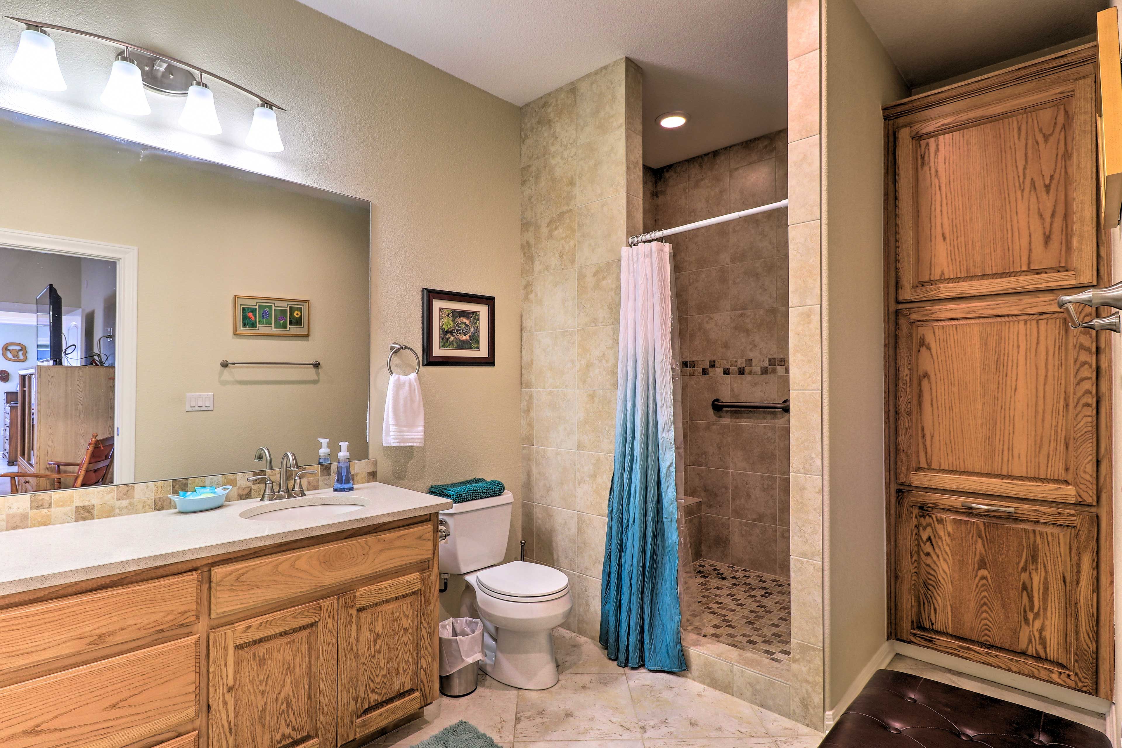 En-Suite Bathroom | Towels Provided | Complimentary Toiletries
