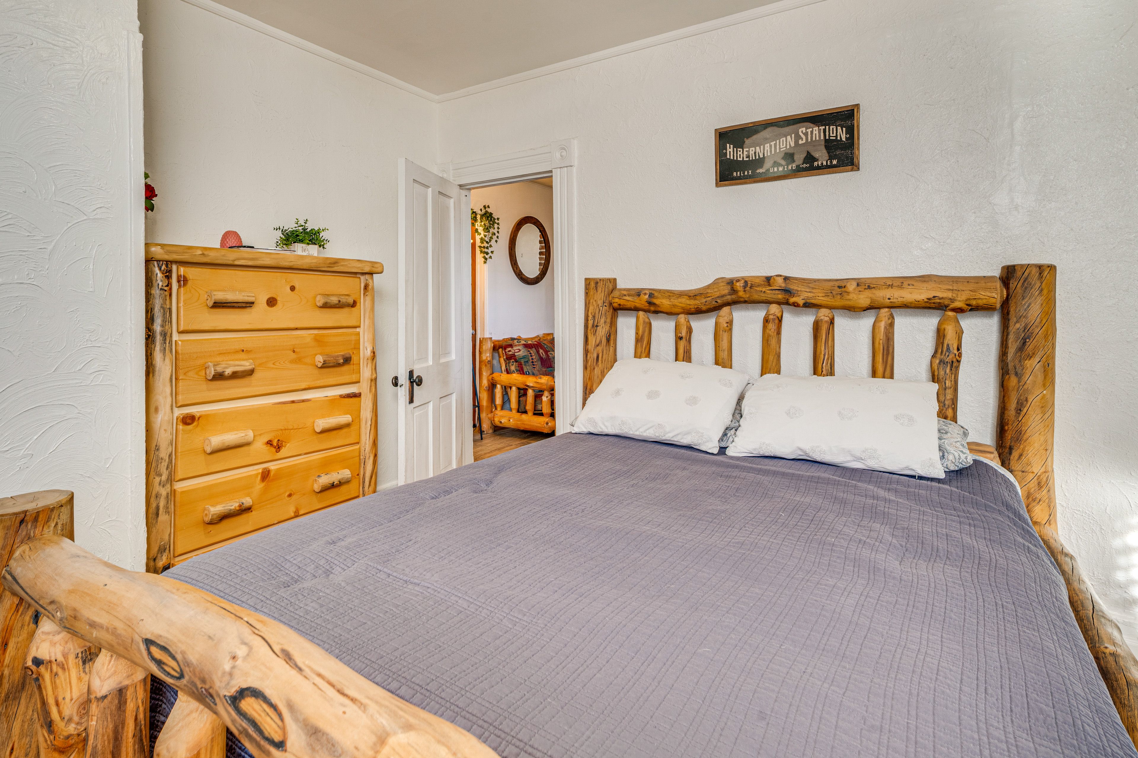 Bedroom | Queen Bed | Linens