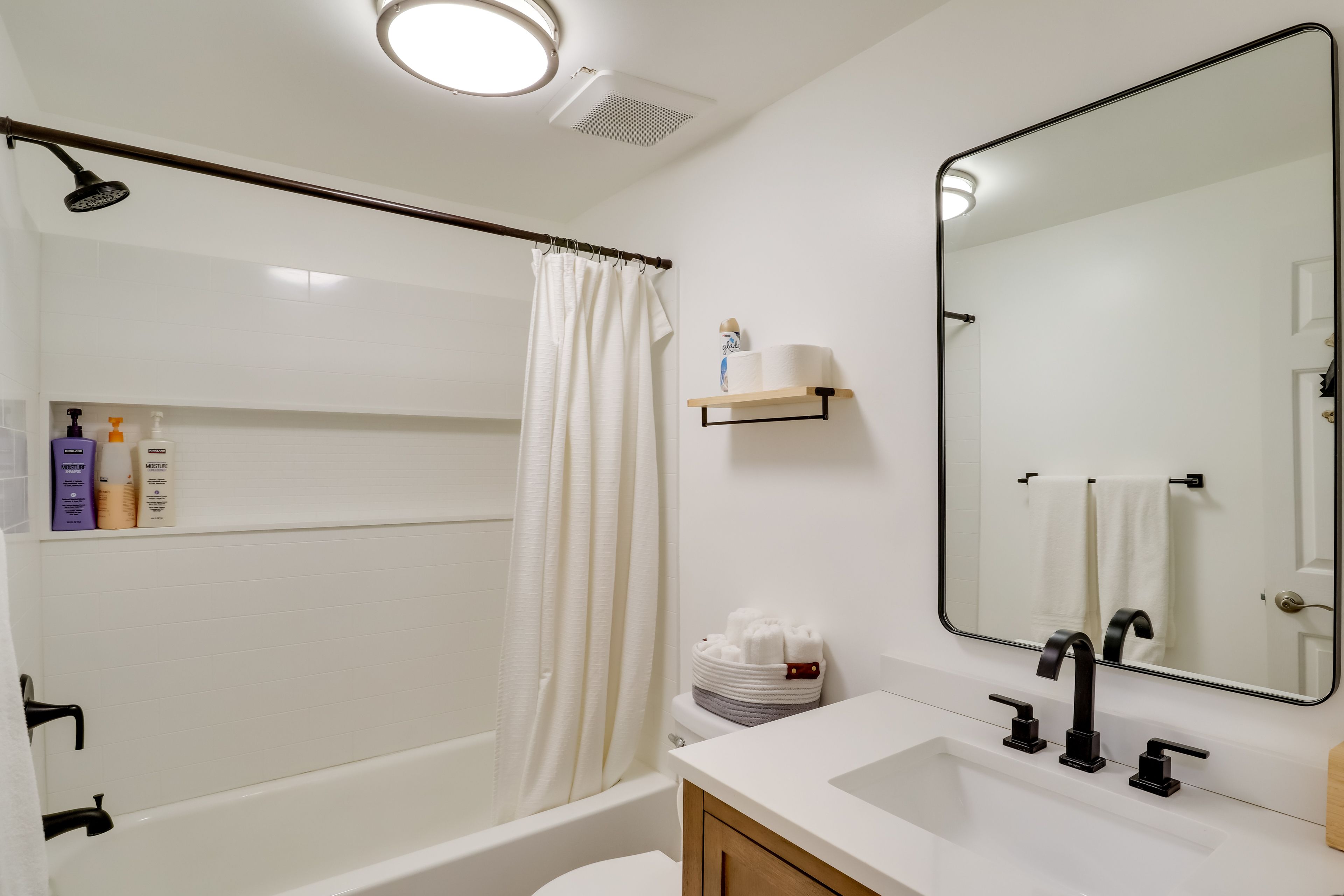 Full Bathroom | Towels Provided