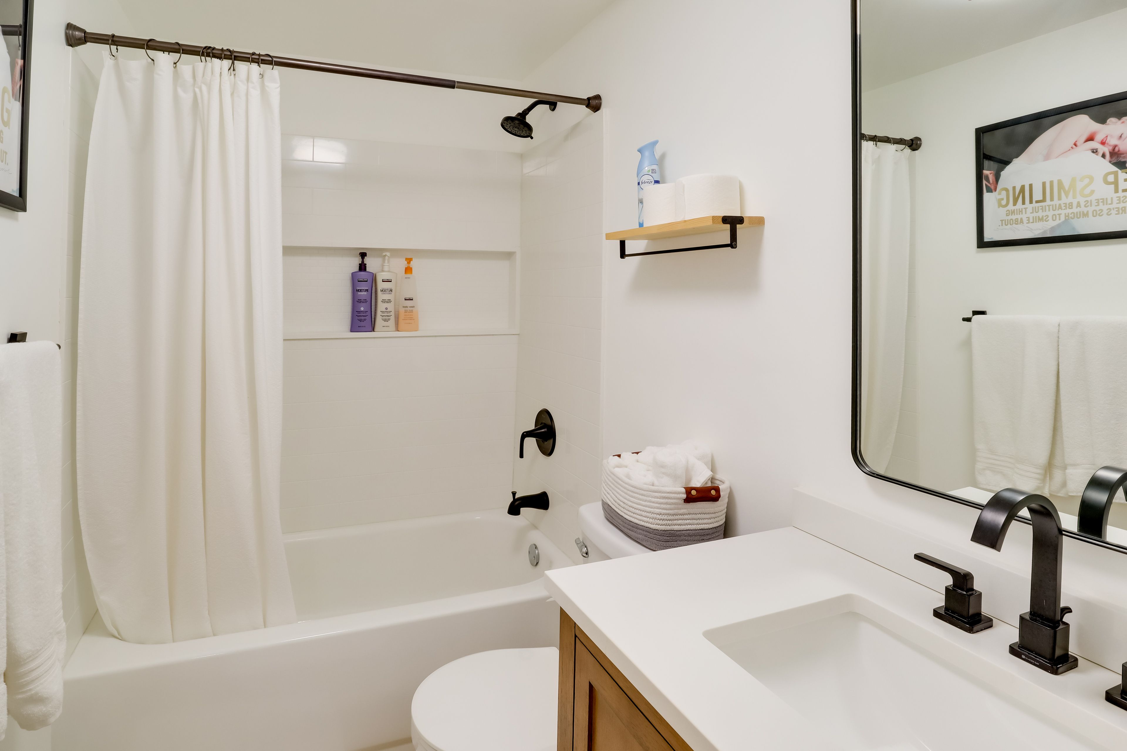 Full Bathroom | Complimentary Toiletries