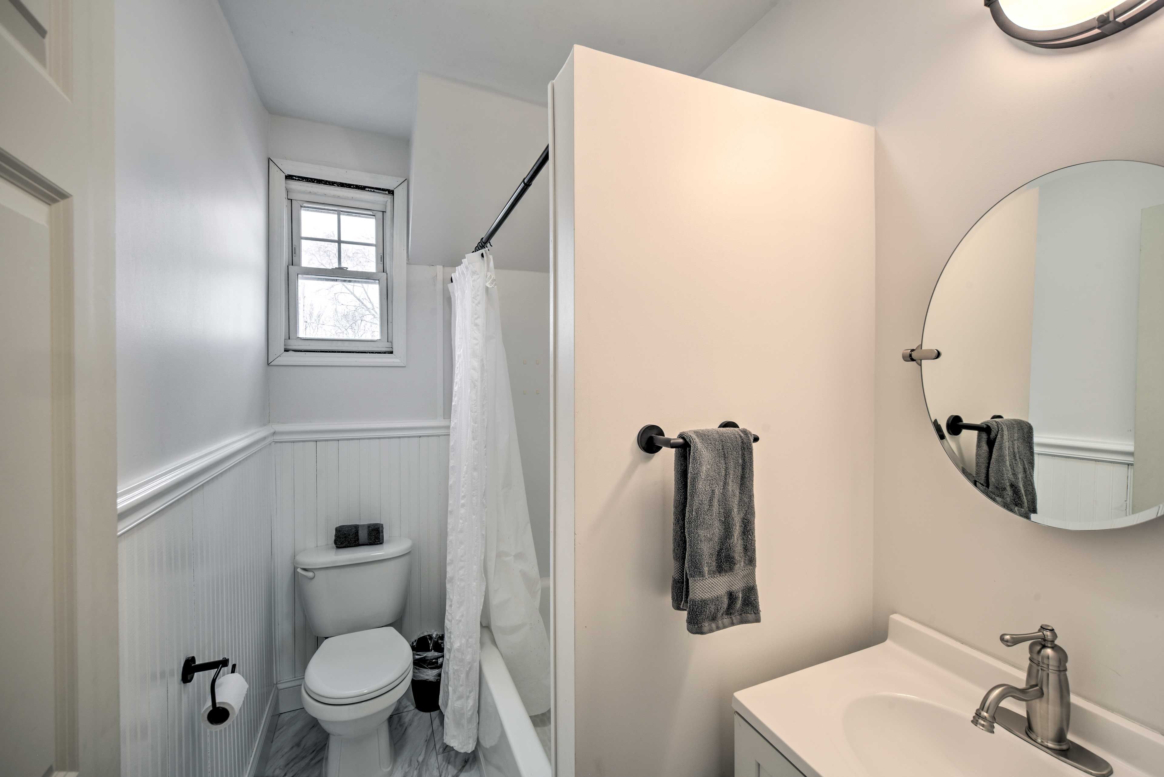 Full Bathroom | Towels Provided