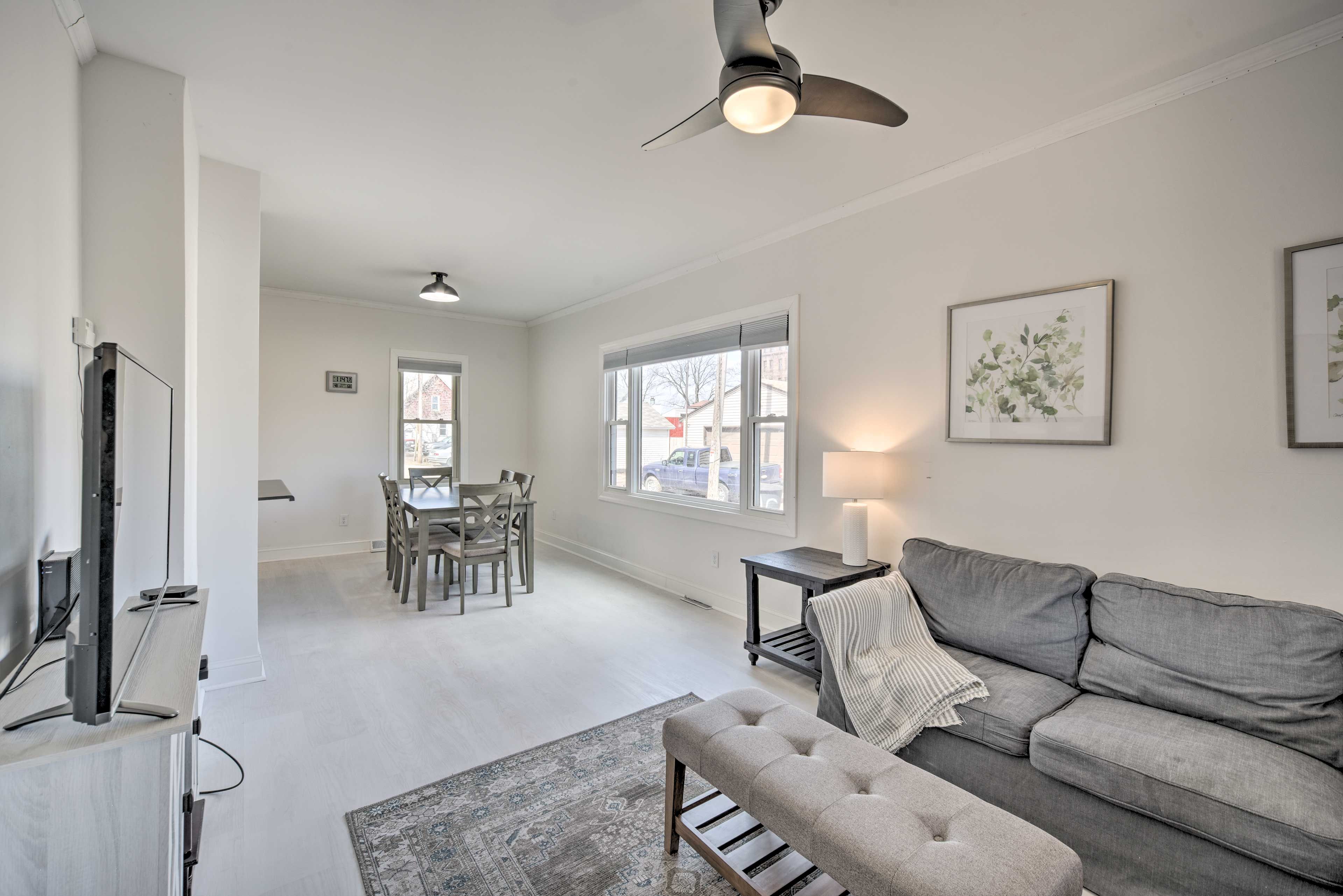 Living Room | Main Level | Free WiFi | Smart TV