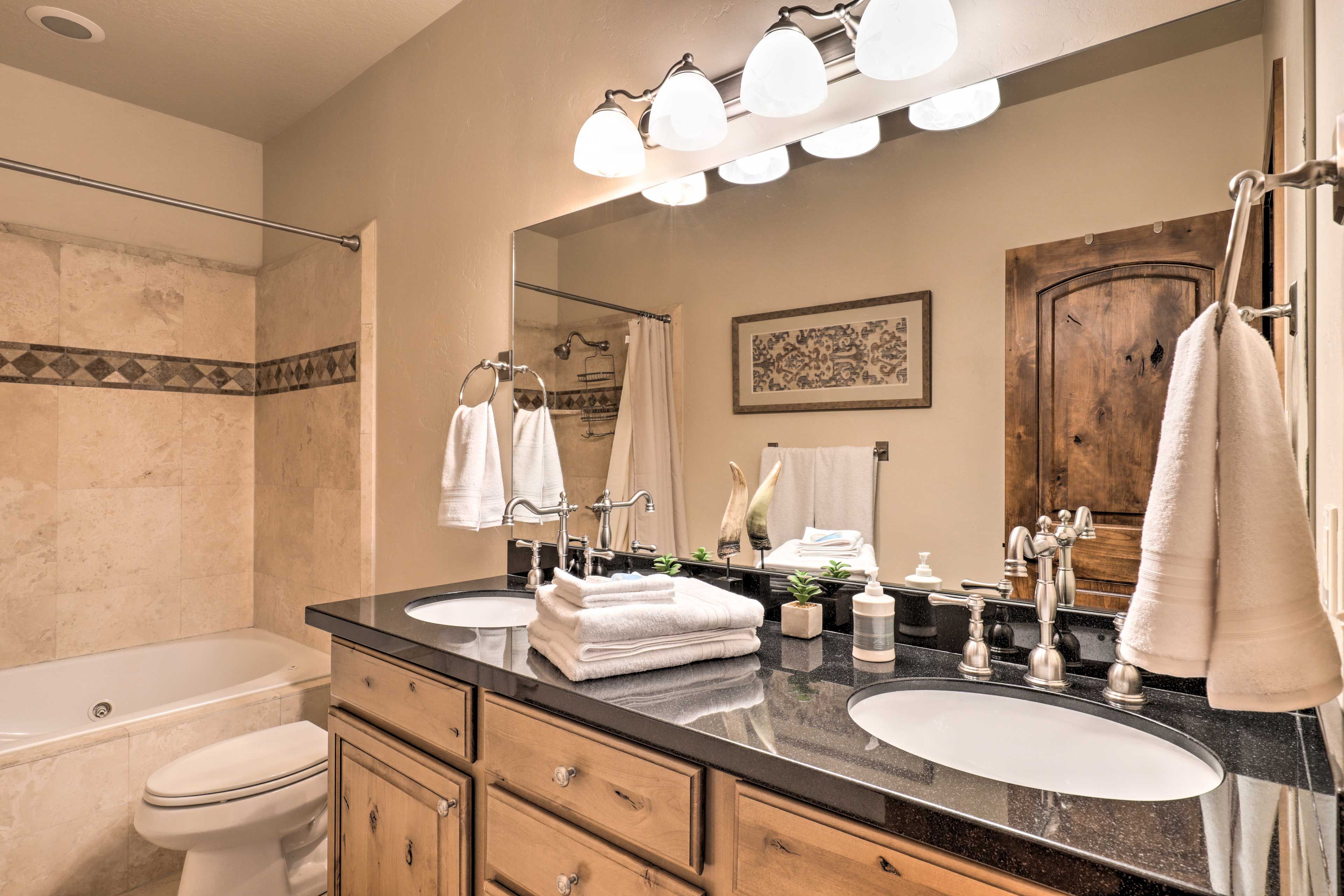 Full Bathroom | Complimentary Toiletries | 1st Floor