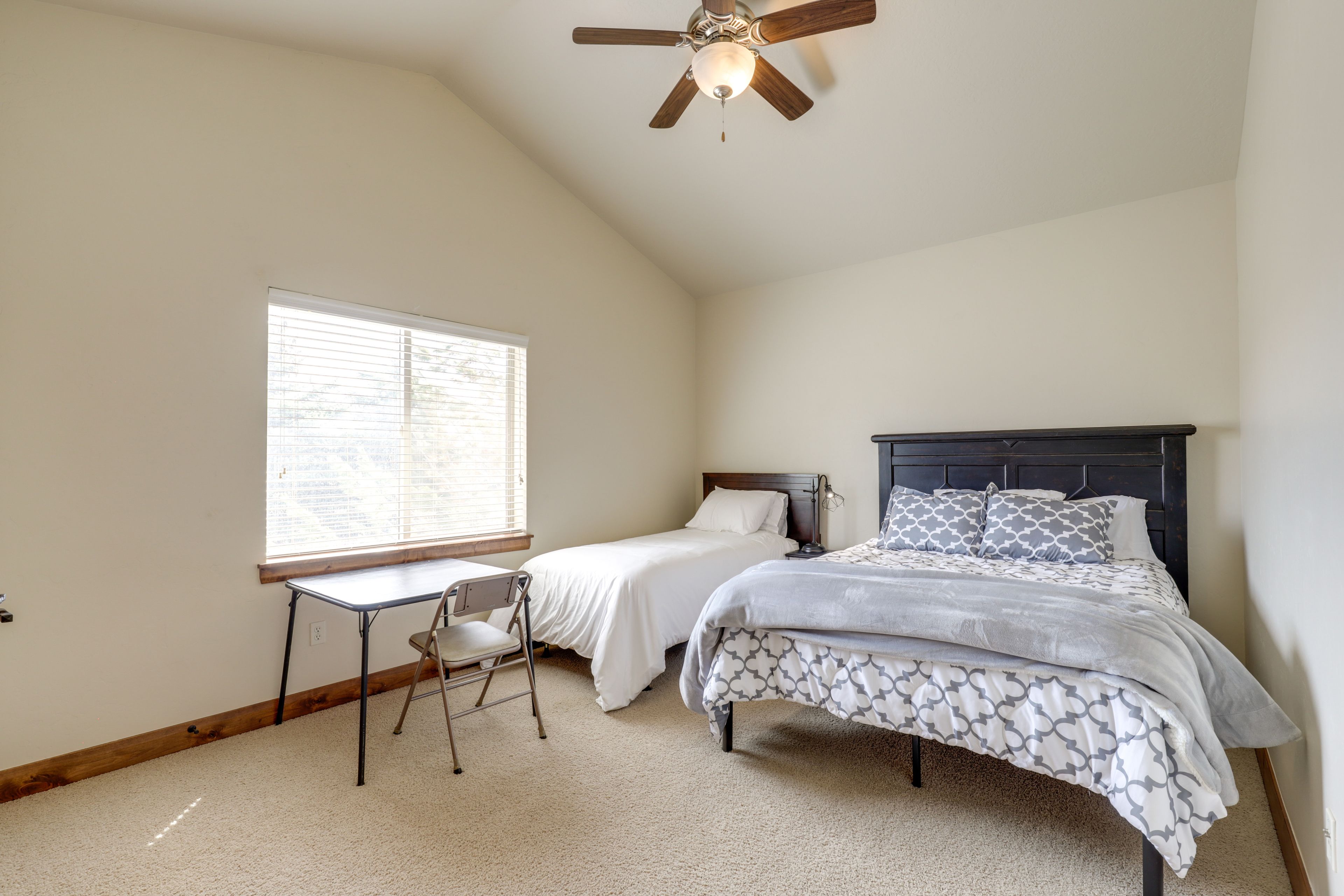 Bedroom 3 | Twin Bed | Queen Bed