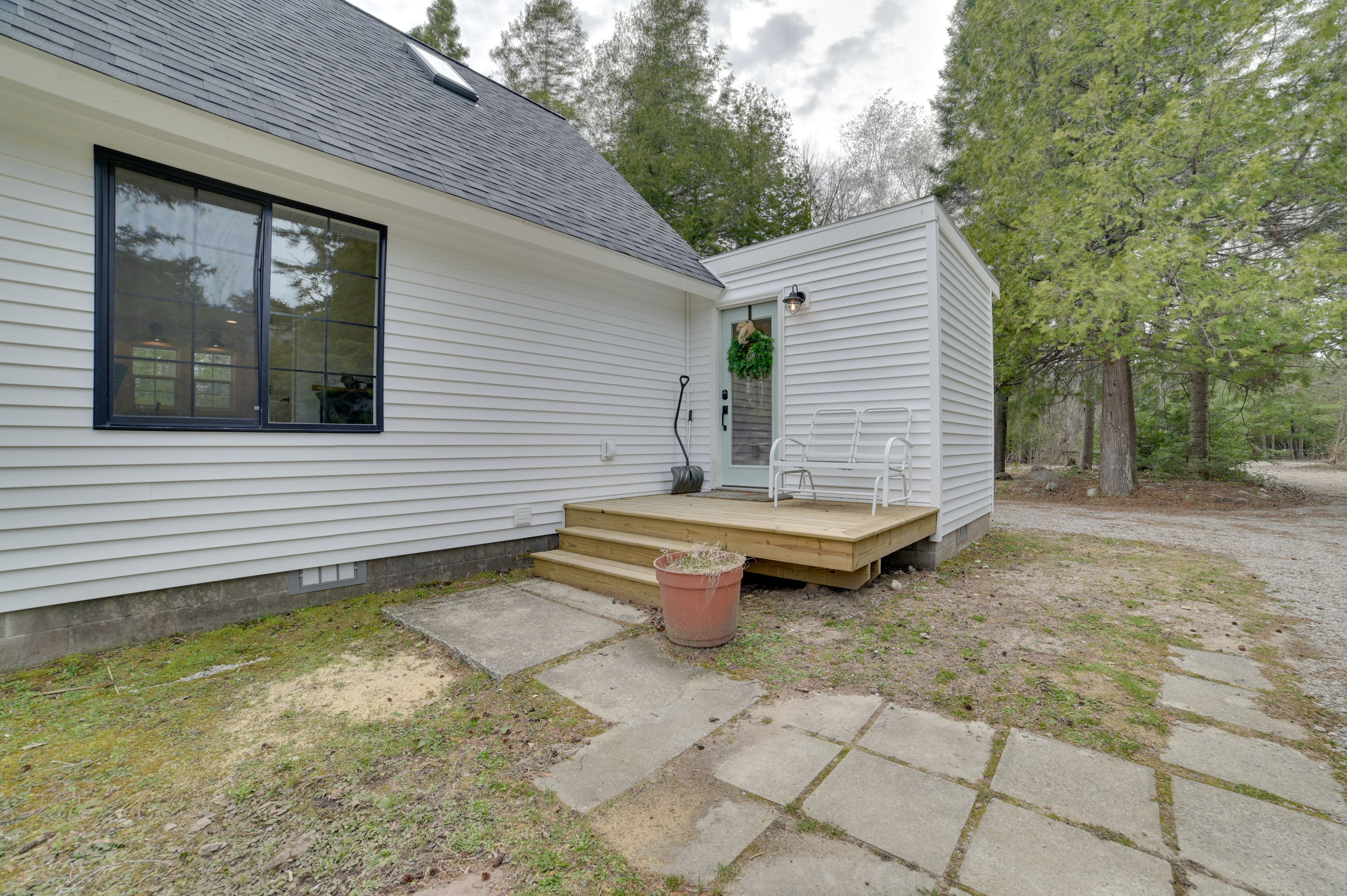 Deck | Entrance to Cabin | Keyless Entry