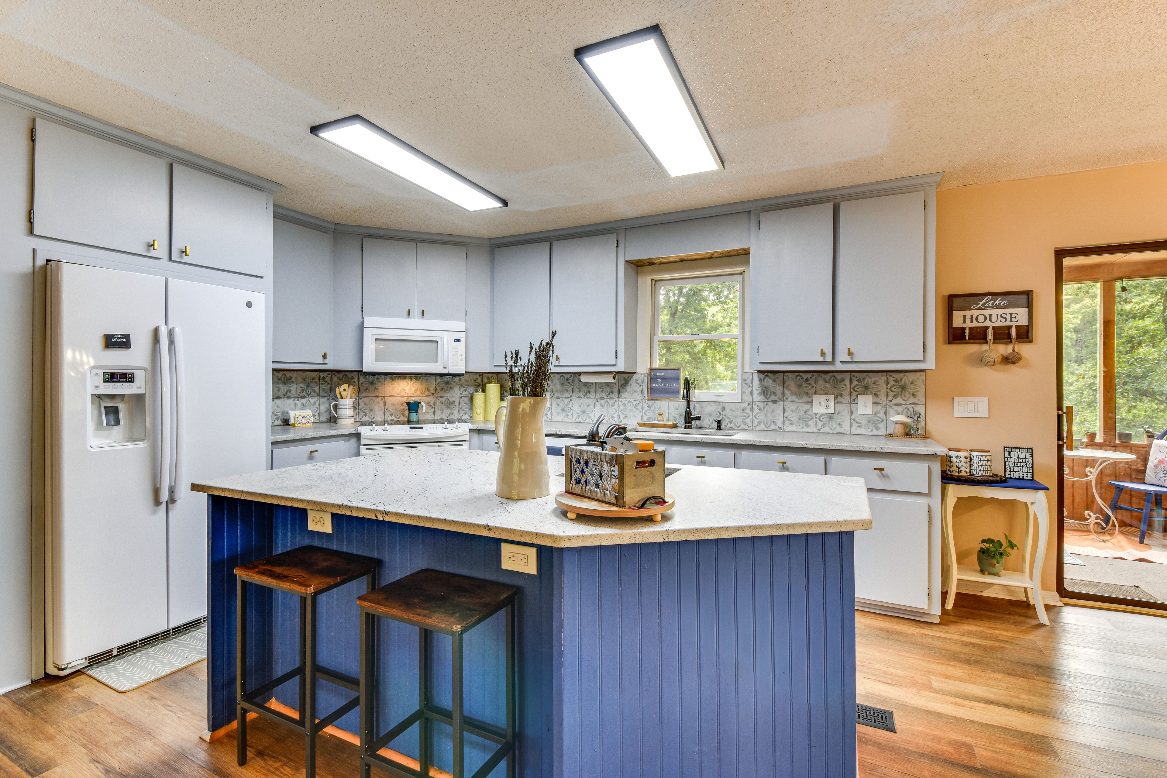 Kitchen | 1st Floor | Dishwasher | Coffee Maker | Blender | Toaster | Ice Maker
