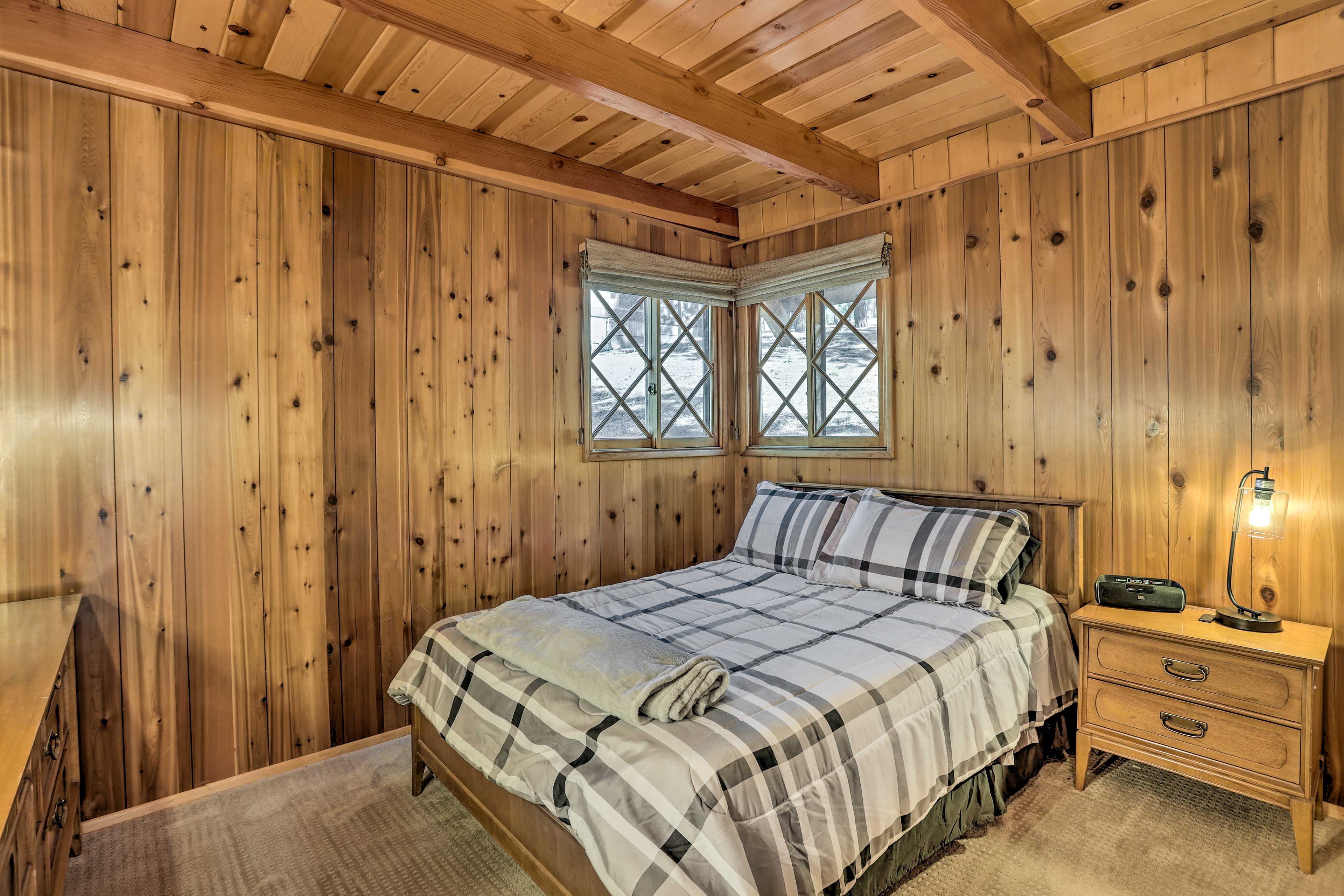 Bedroom 1 | Queen Bed
