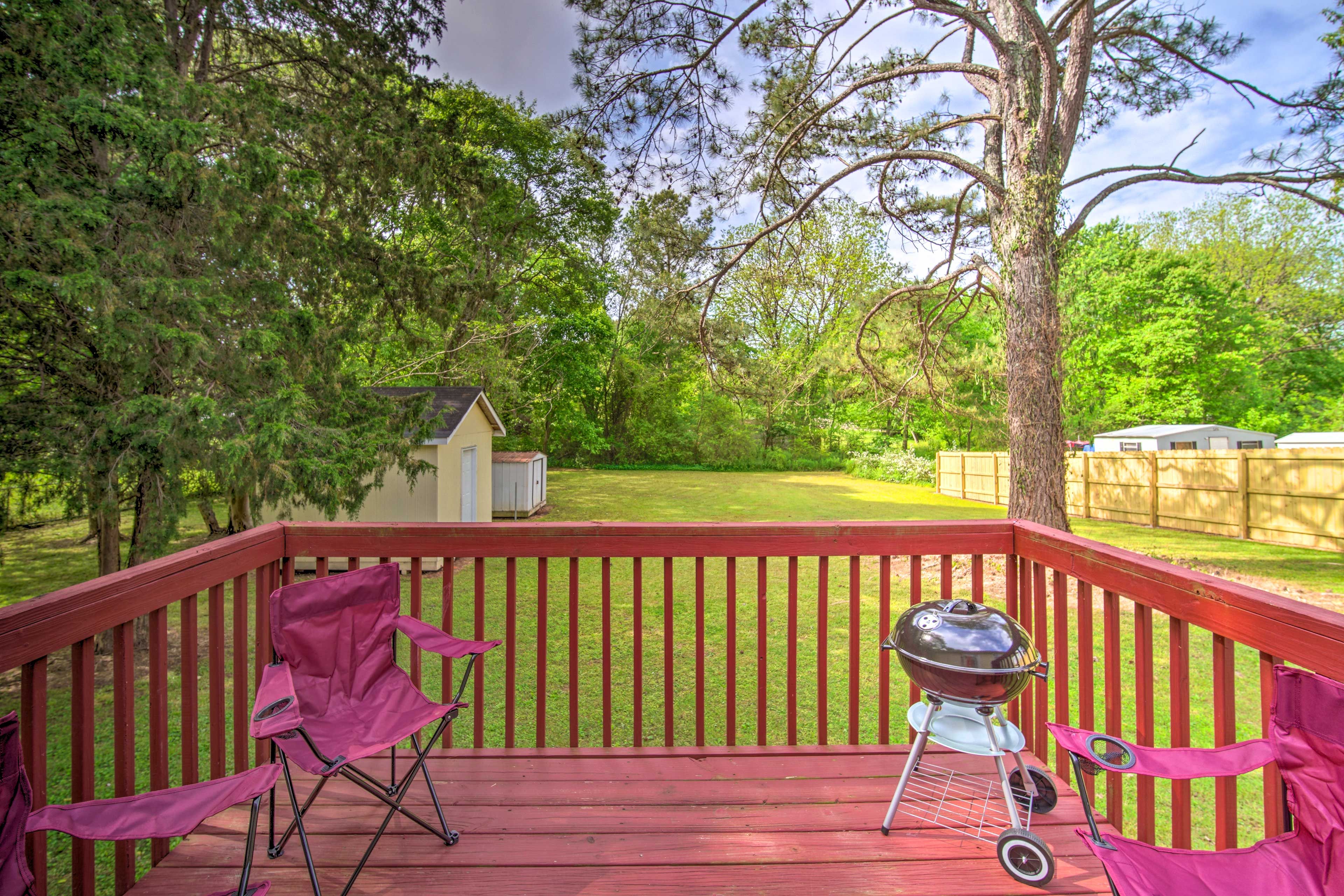 Private Backyard | Deck | Charcoal Grill