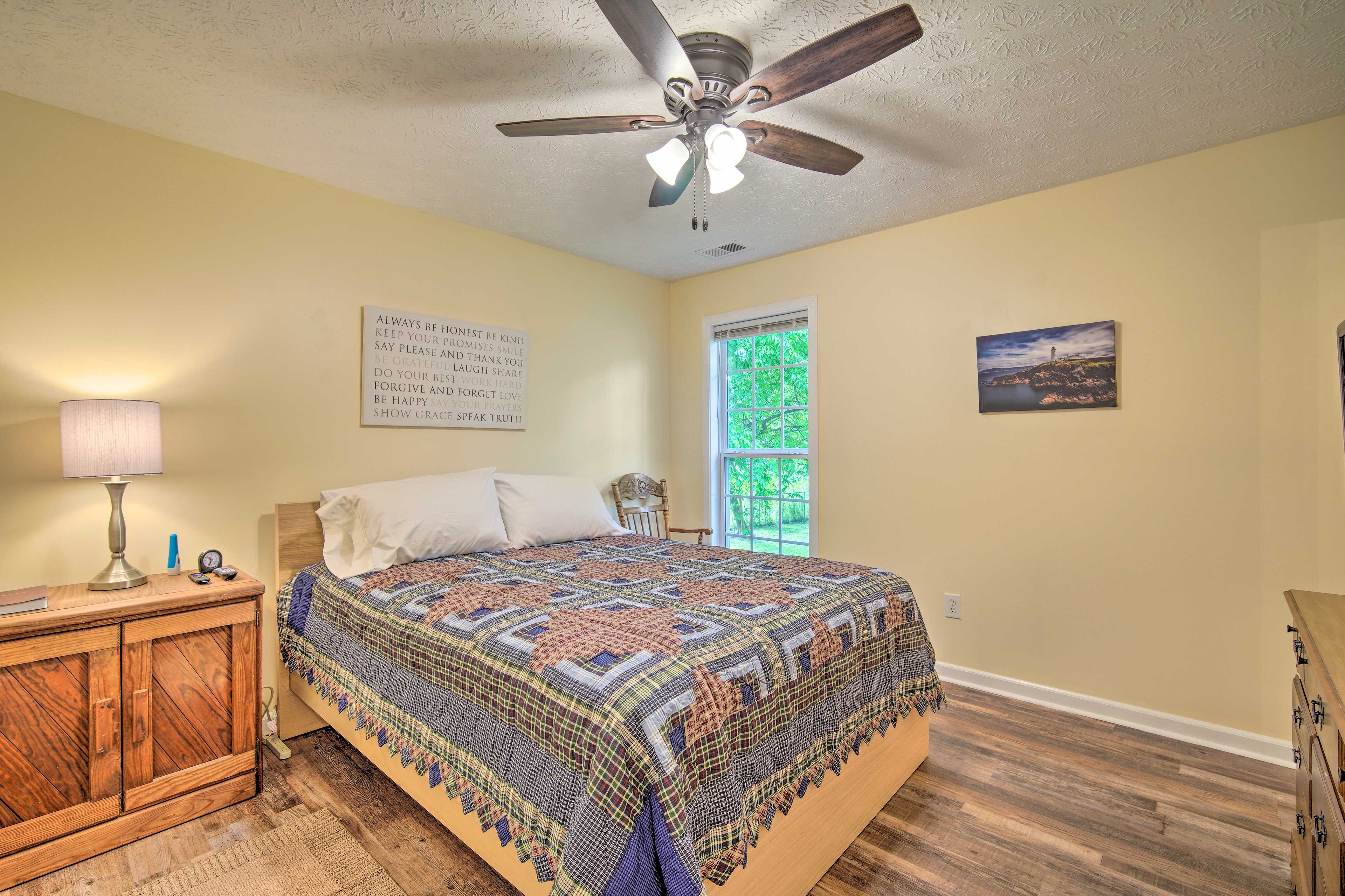 Bedroom 1 | Queen Bed