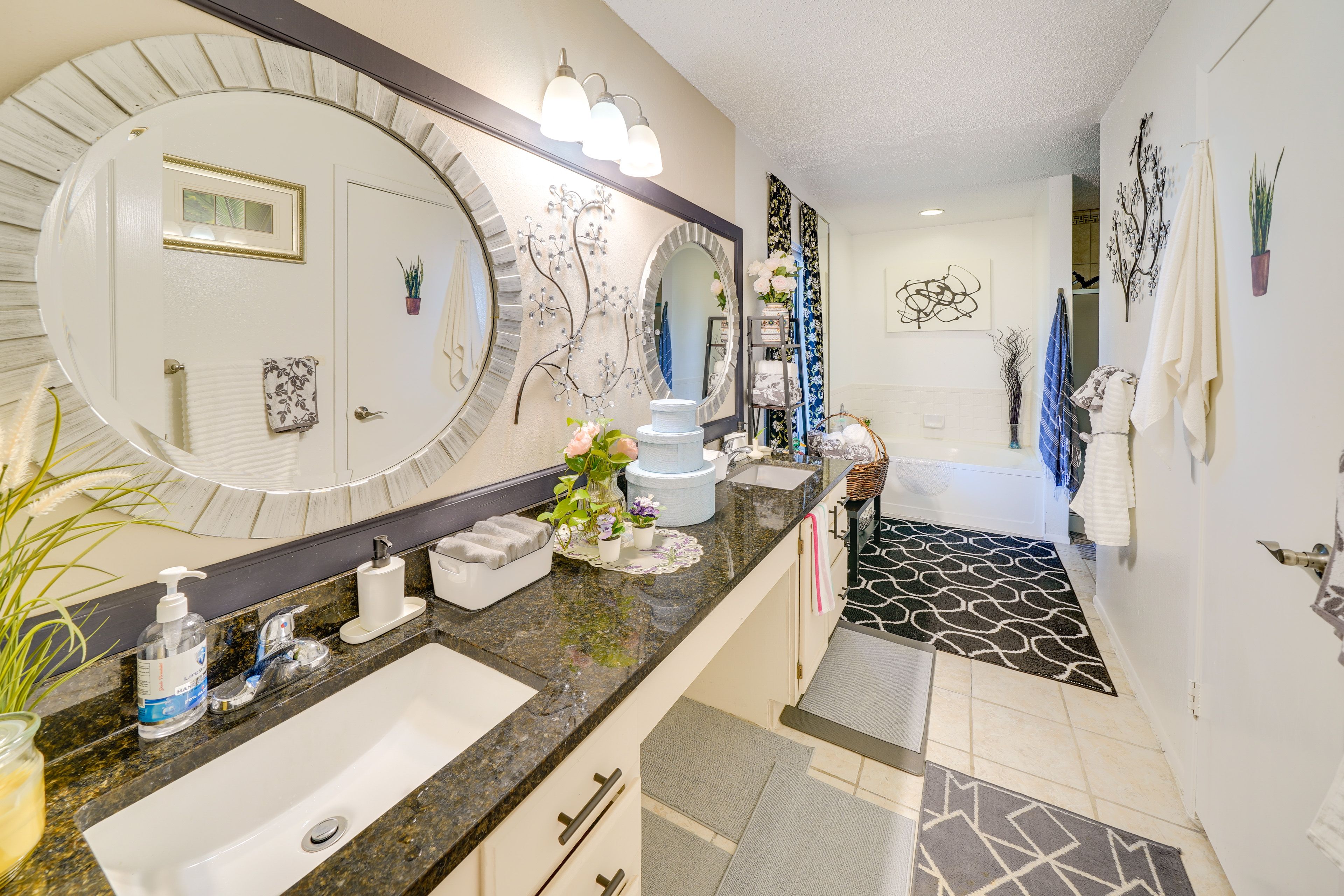 Full Bathroom | 1st Floor | Towels Provided