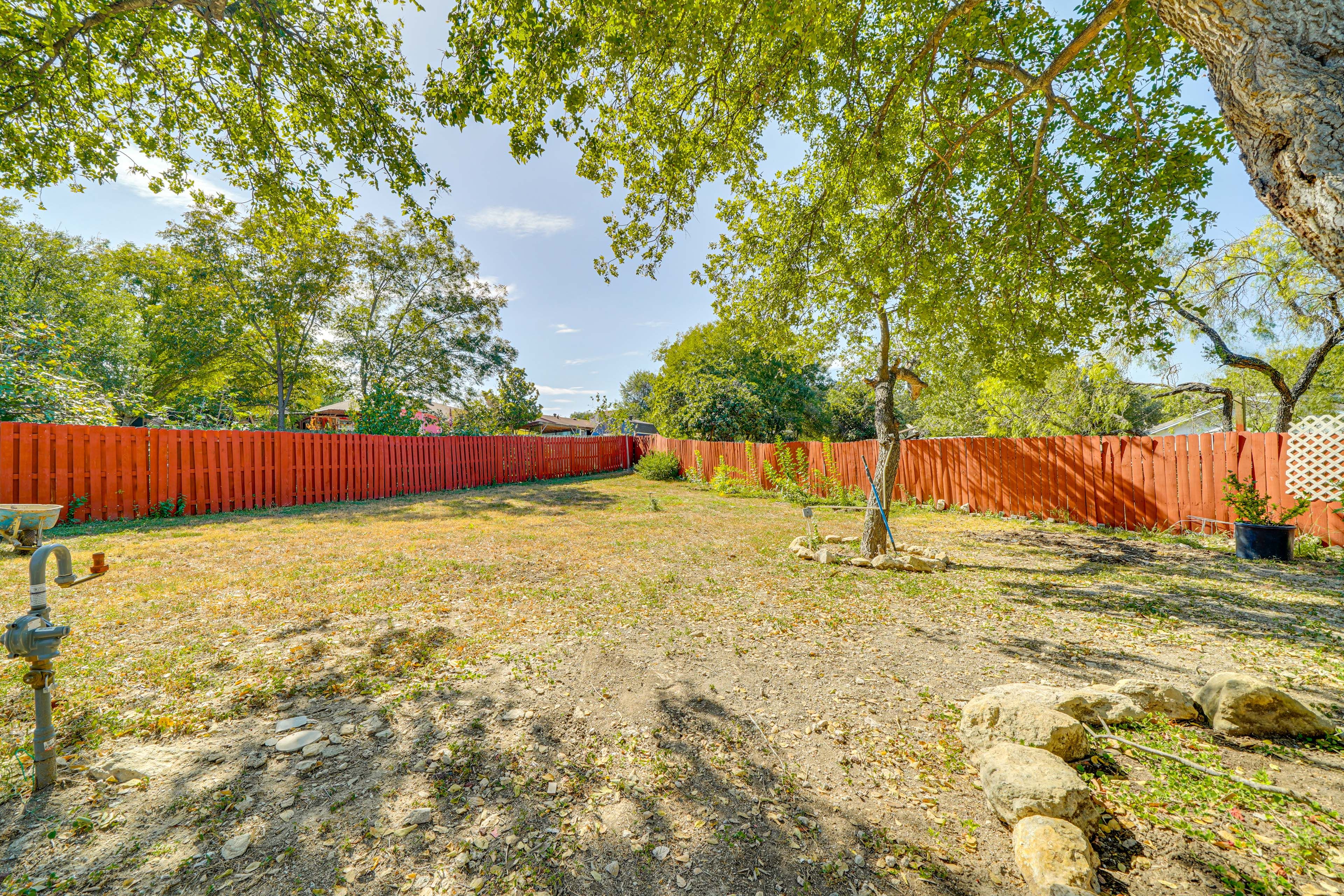Spacious Yard | Fire Pit | Children's Playset | Gas & Charcoal Grills