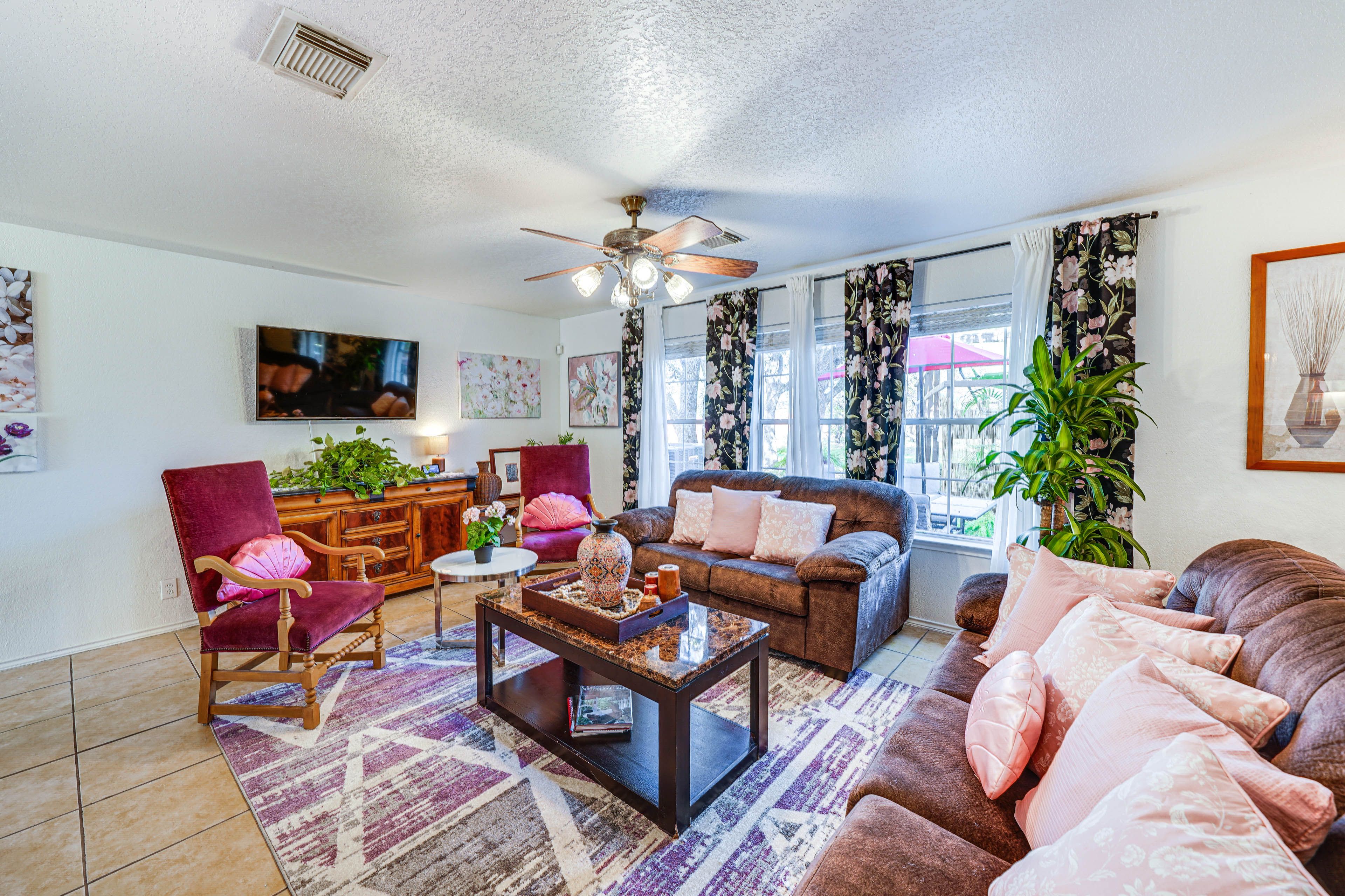 Living Room | Free WiFi | Central A/C & Heat | Smart TV