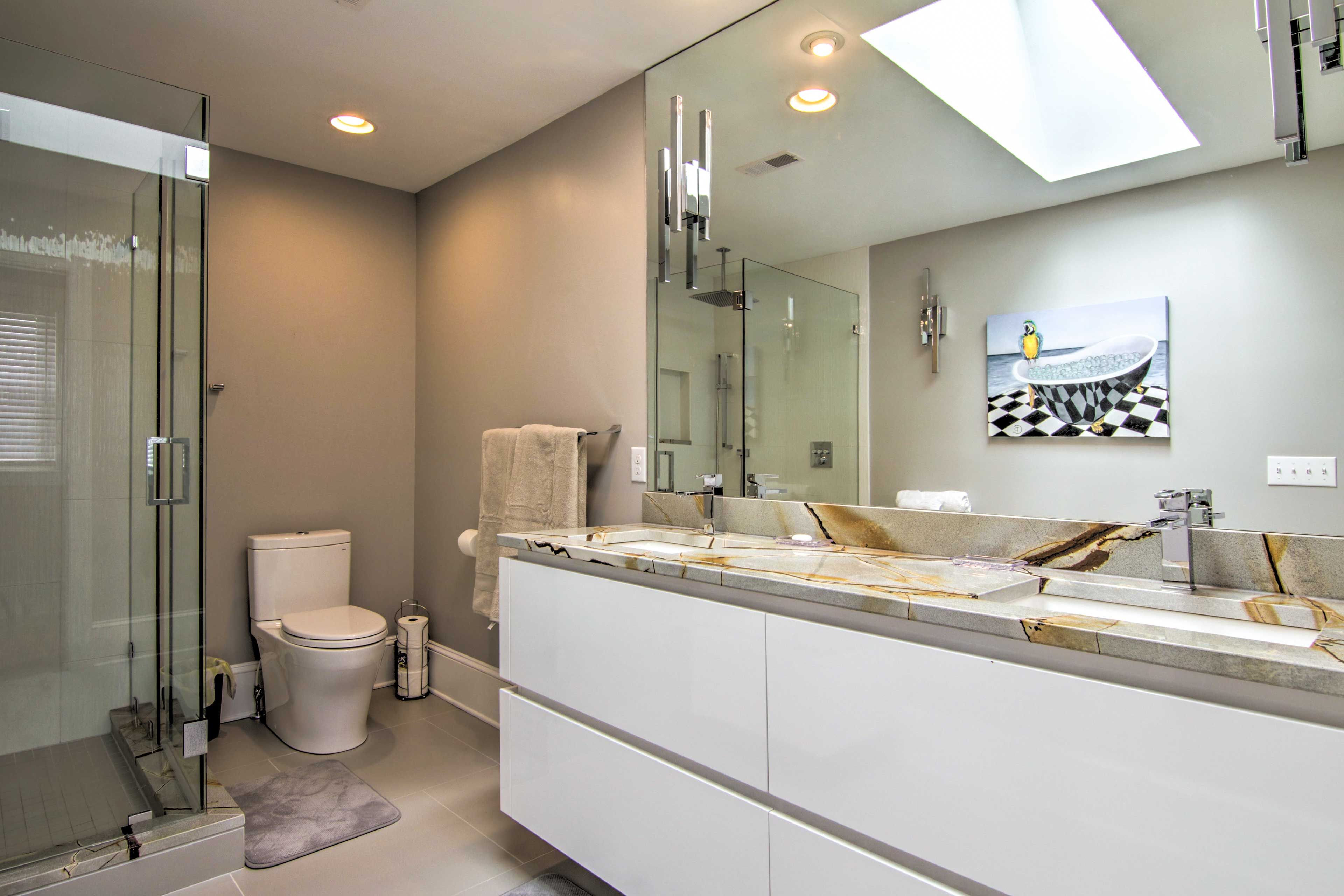 Full Bathroom | Linens & Towels | Complimentary Toiletries
