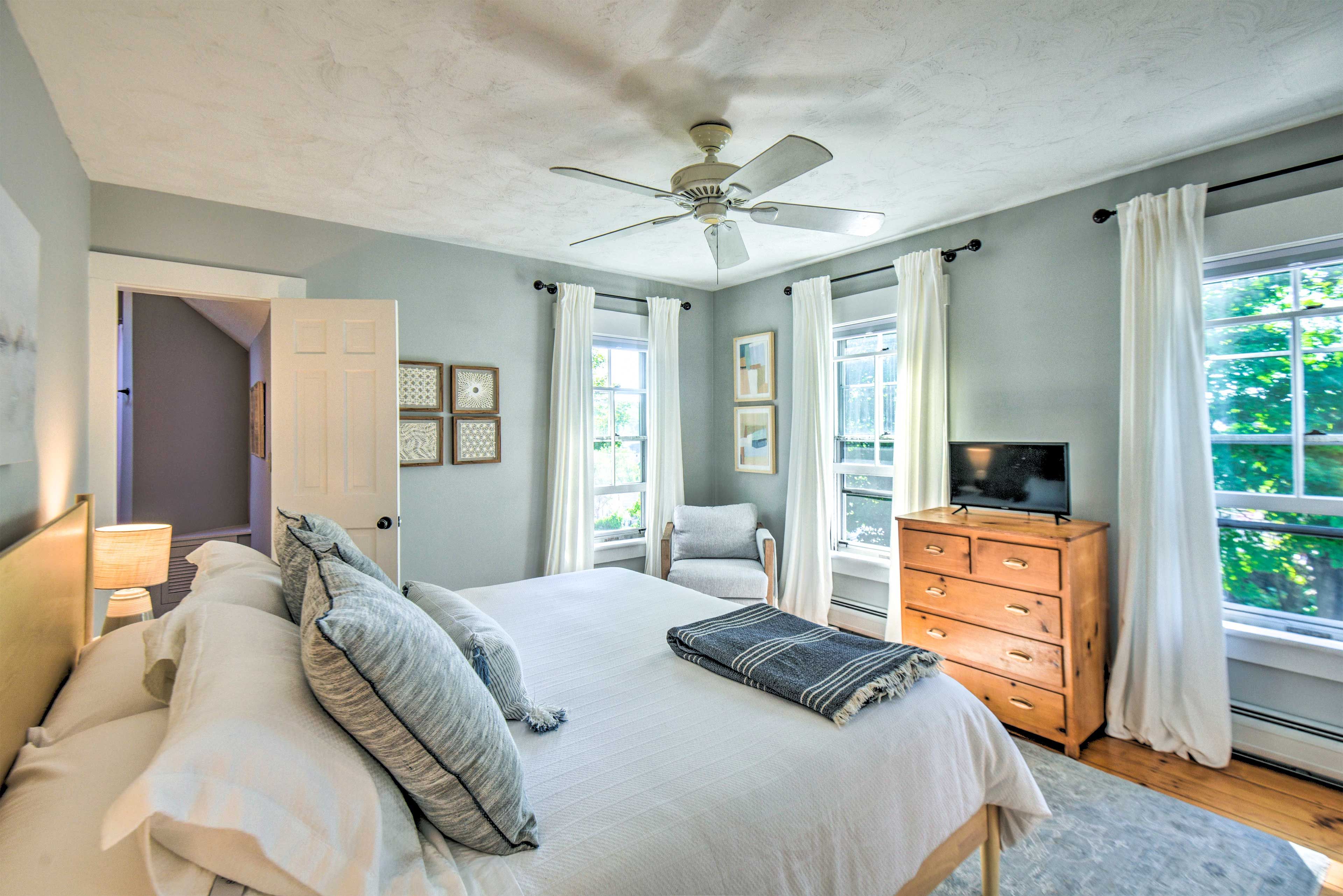 Bedroom 1 | King Bed | Upper Level | Smart TV