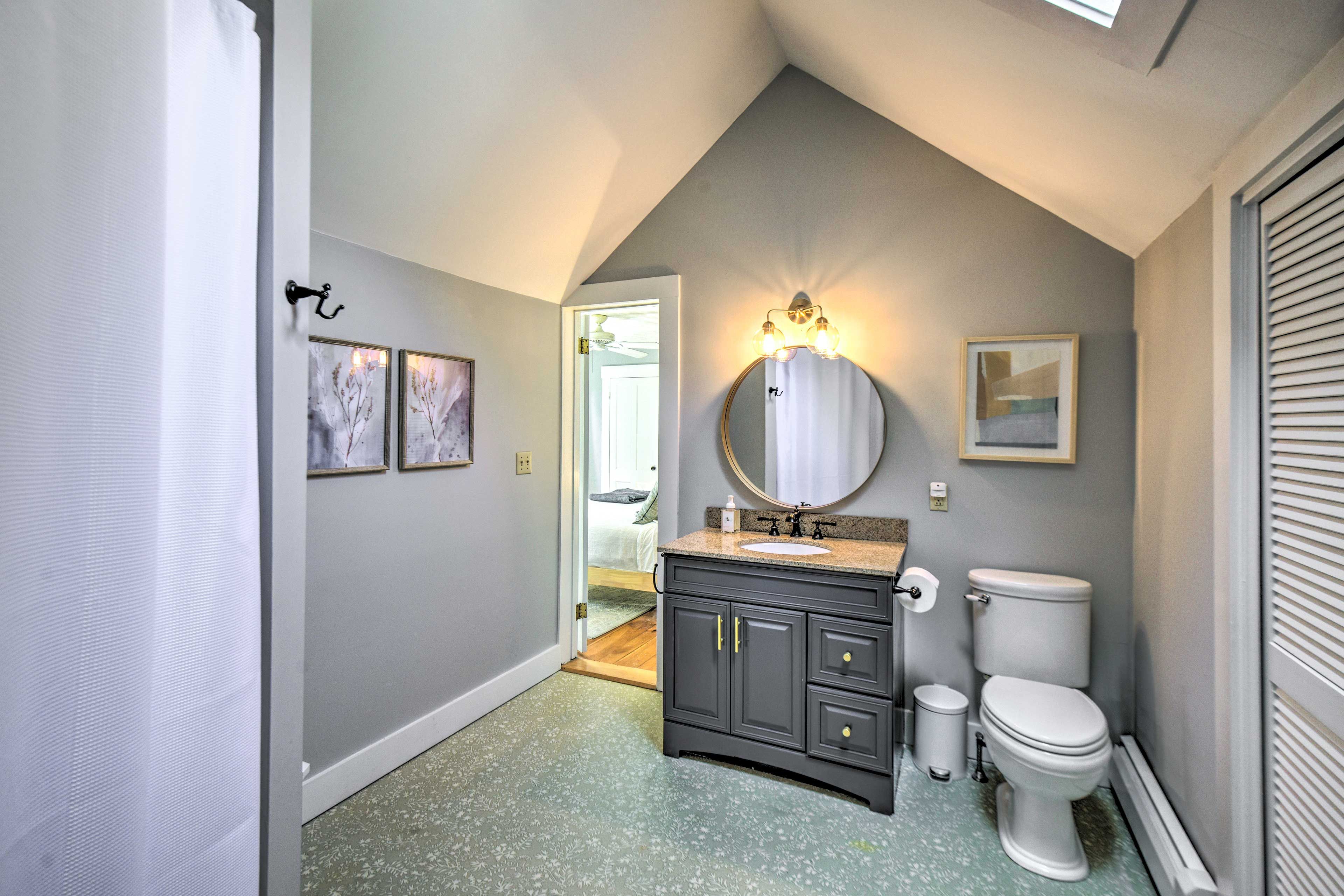 Full Bathroom | Upper Level | Towels Provided