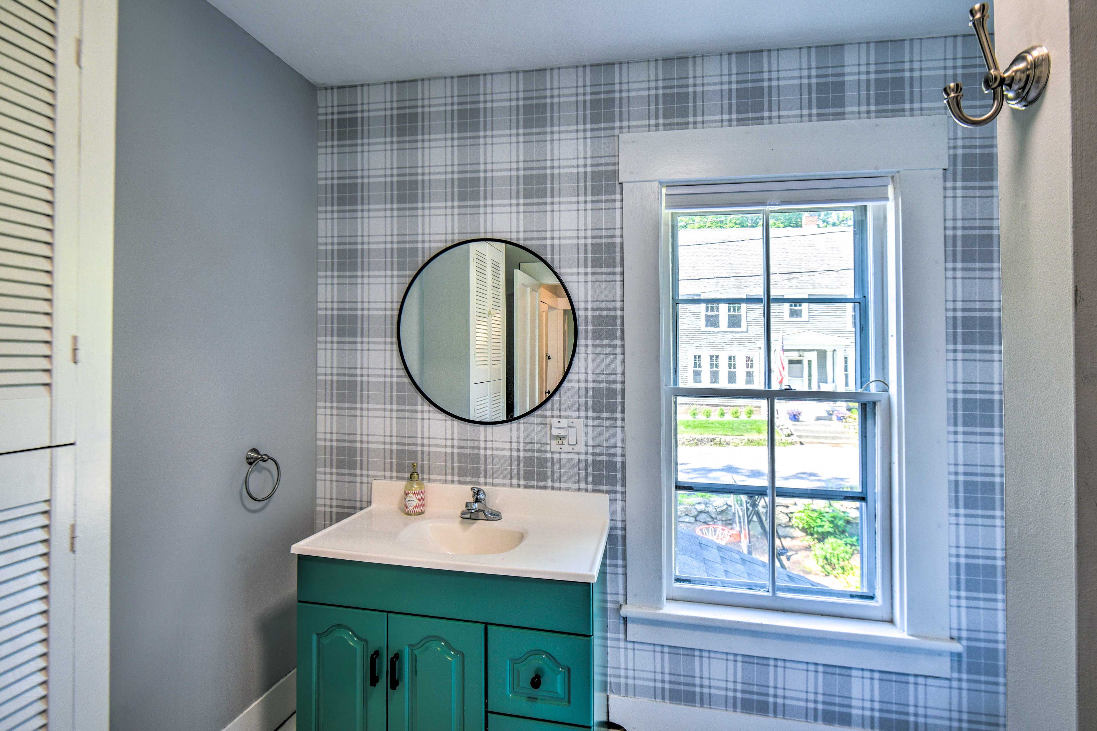 Full Bathroom | Upper Level | Complimentary Toiletries