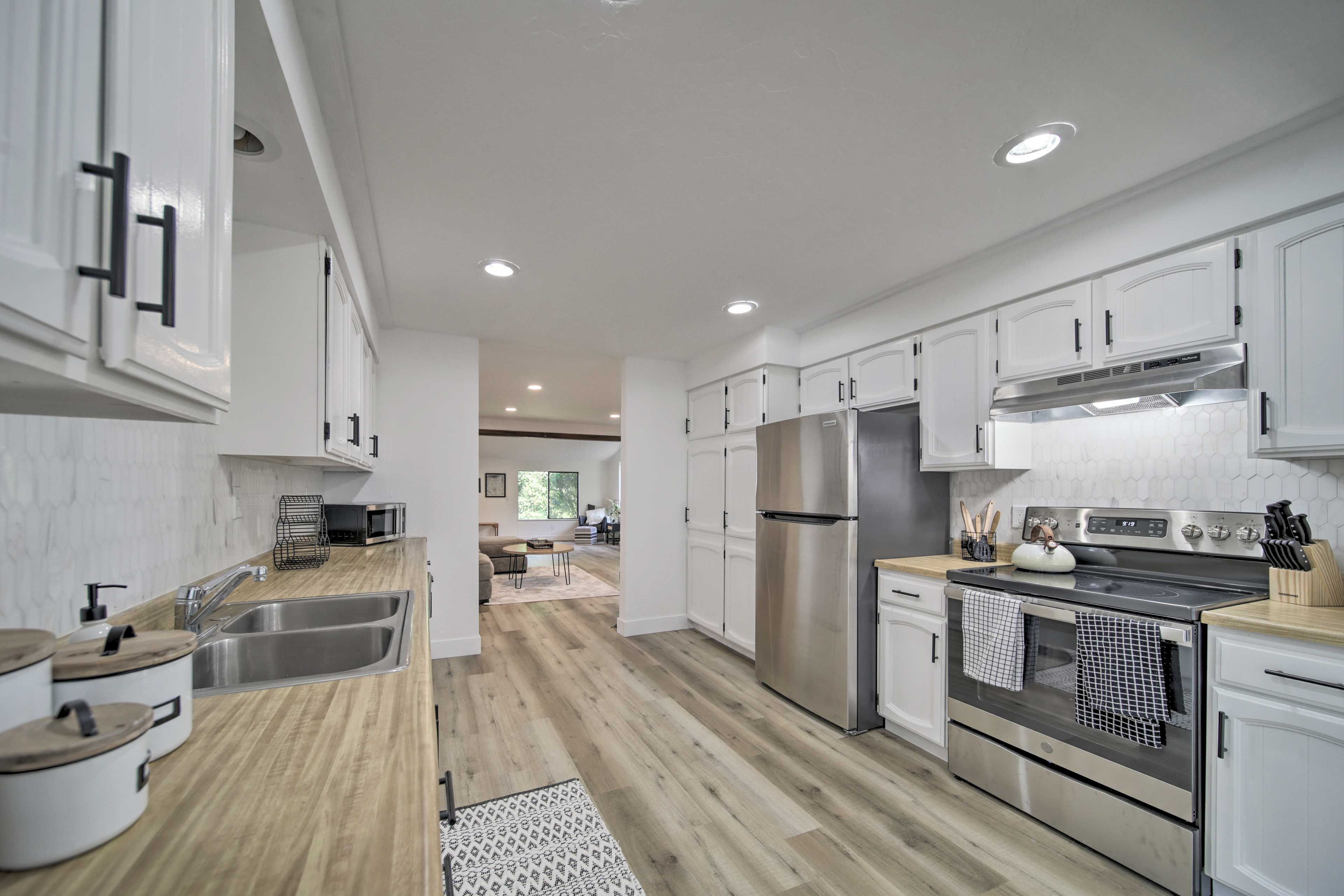 Kitchen | Main Level | Trash Bags + Paper Towels | Blender