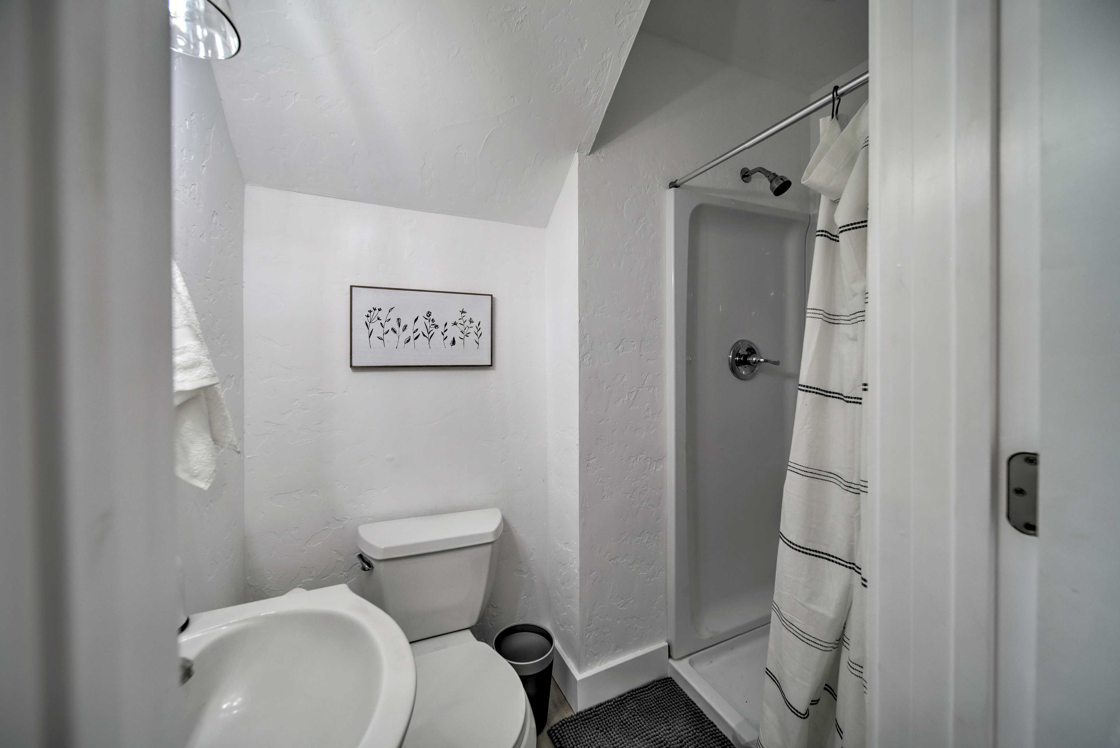 Full Bathroom | Main Level | Complimentary Toiletries